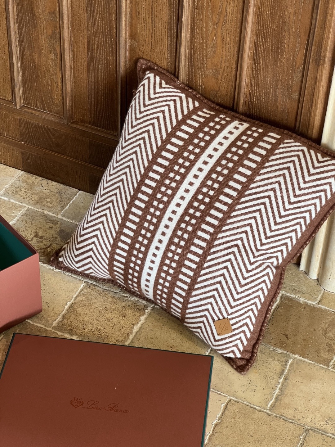 Подушка декоративная в стиле Loro Piana с геометрическим жаккардовым узором