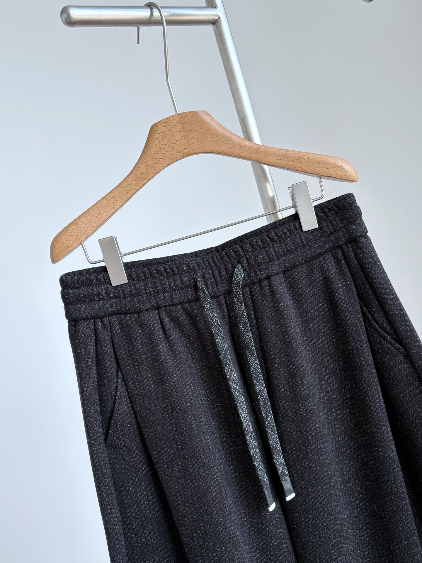 Брюки мужские в стиле Bottega Veneta чёрного цвета с утеплённой подкладкой