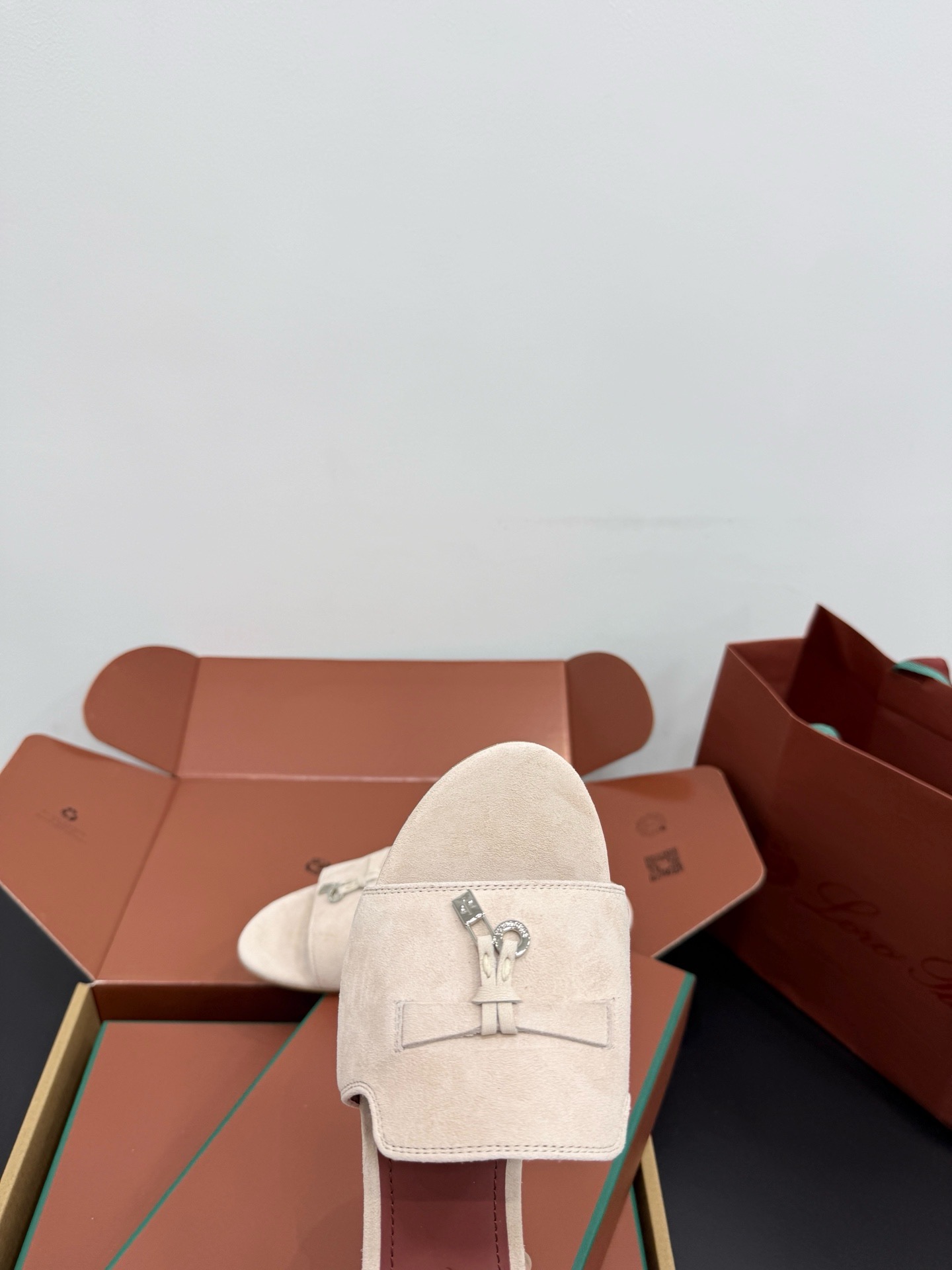 Шлепанцы женские в стиле Loro Piana My Charms из натуральной замши молочного цвета