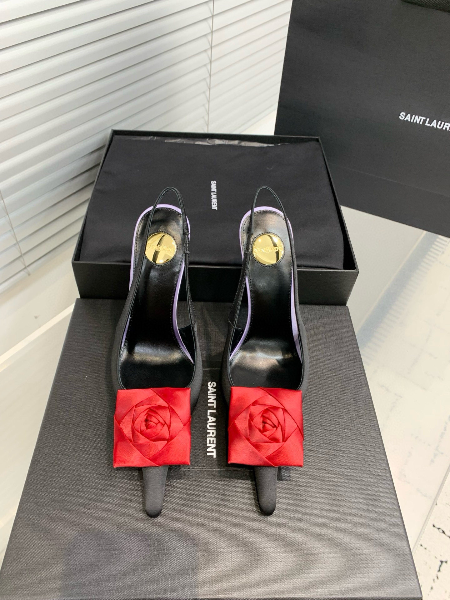 Туфли женские Saint Laurent с цветком slingback чёрного цвета с красным декором
