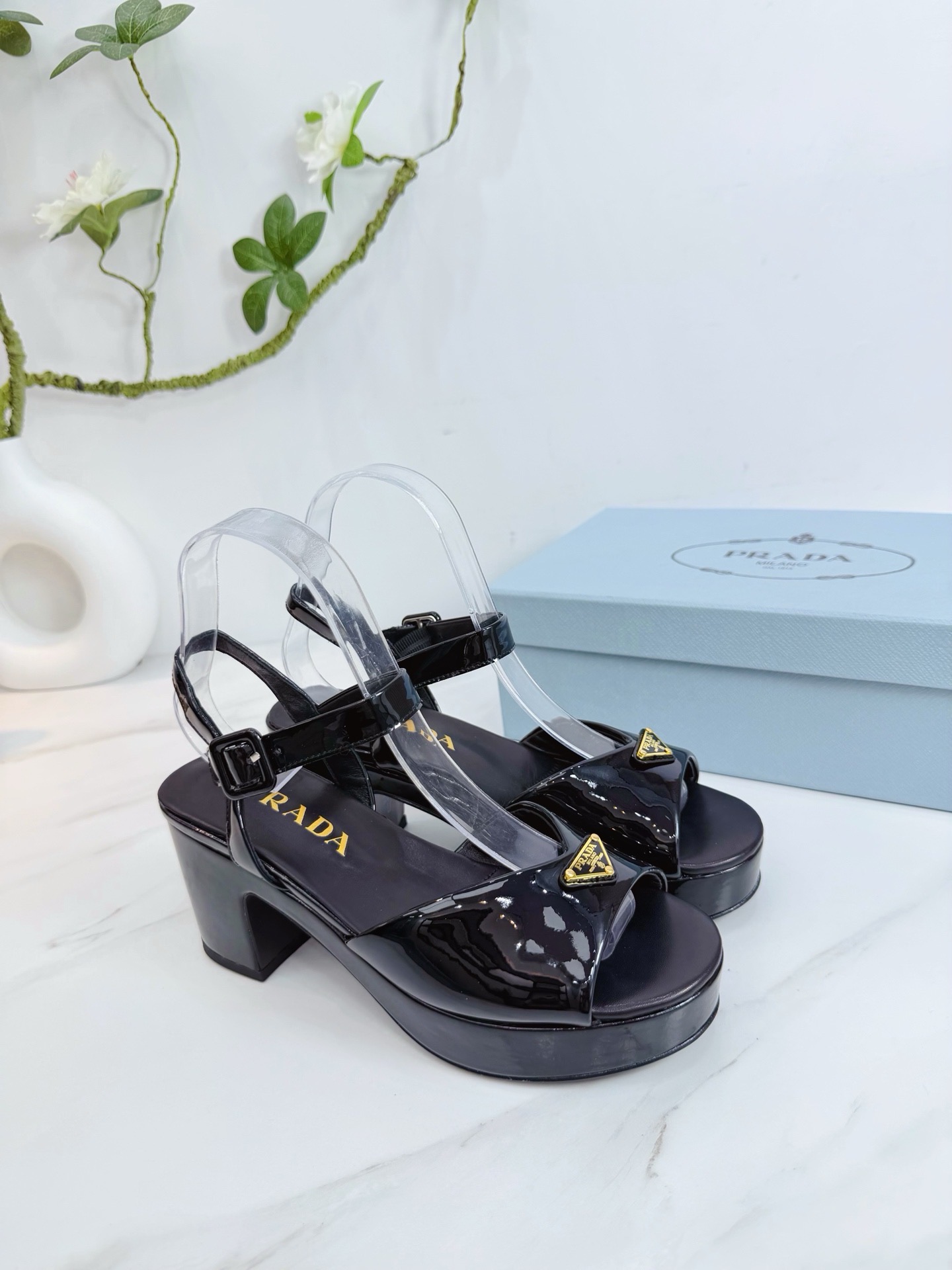 Босоножки женские в стиле Prada из лаковой натуральной кожи черного цвета