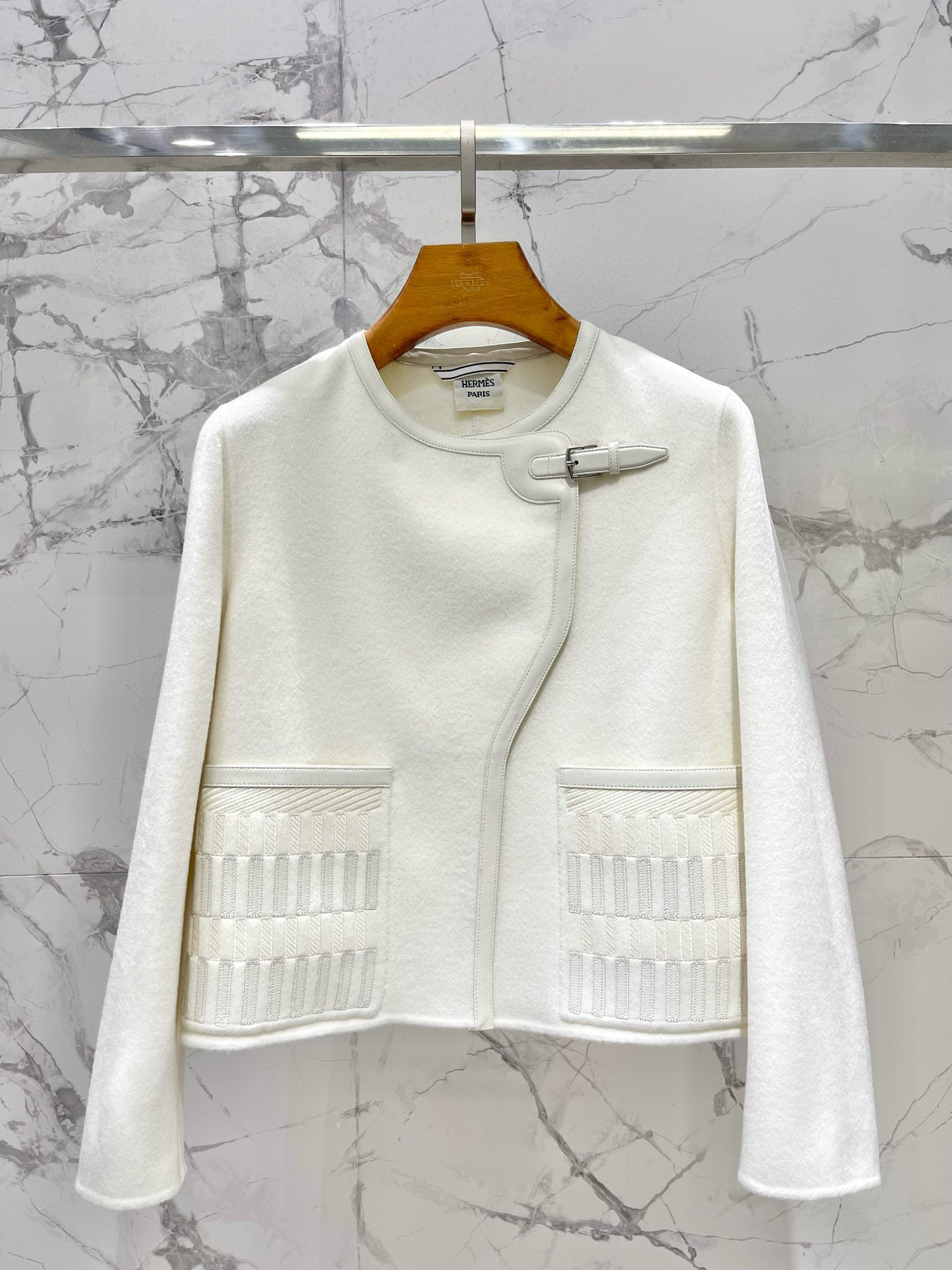 Жакет женский в стиле Hermès с вышивкой и кожаной отделкой, белого цвета