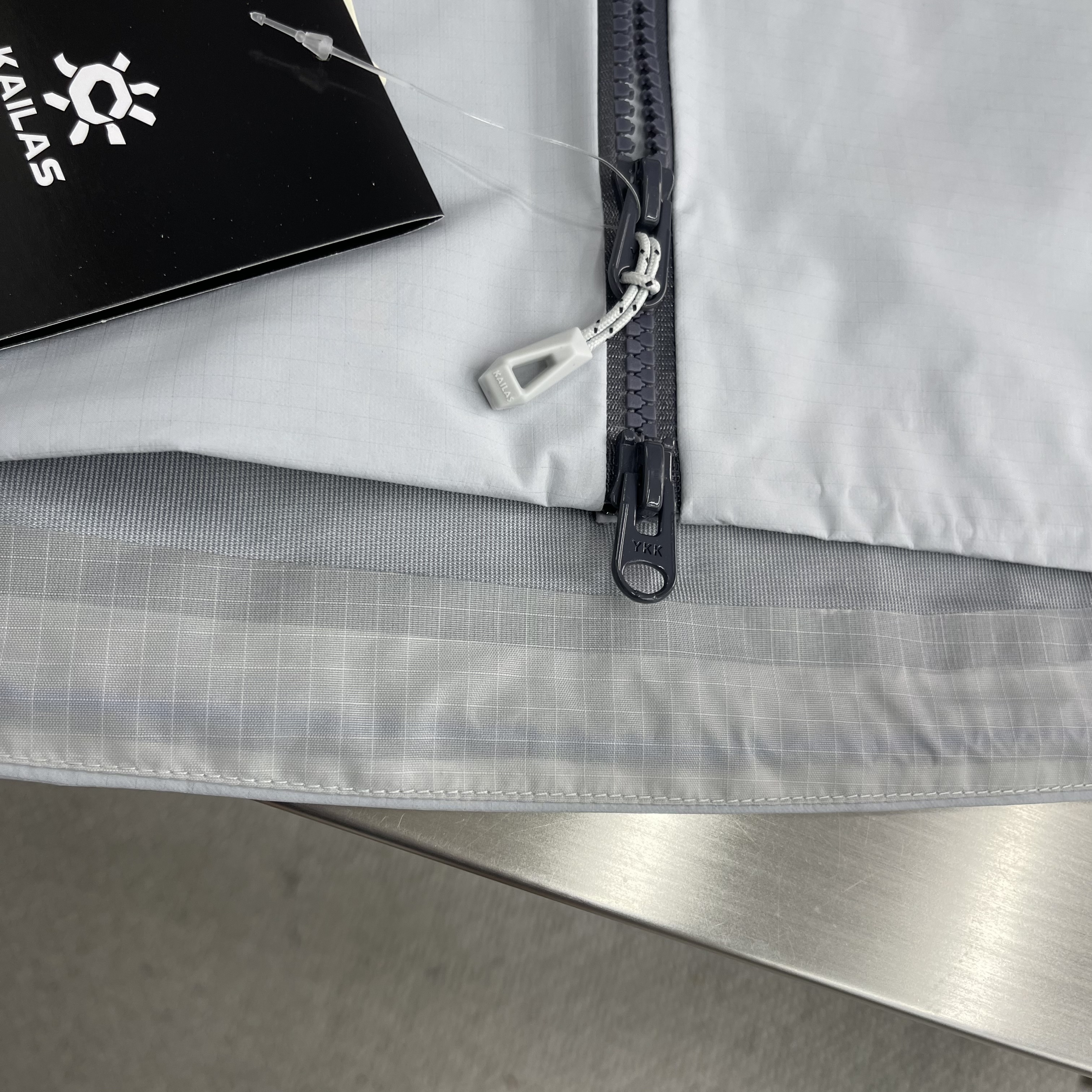 Куртка мужская Kailas softshell с капюшоном светло-серого цвета водо- и ветрозащитная