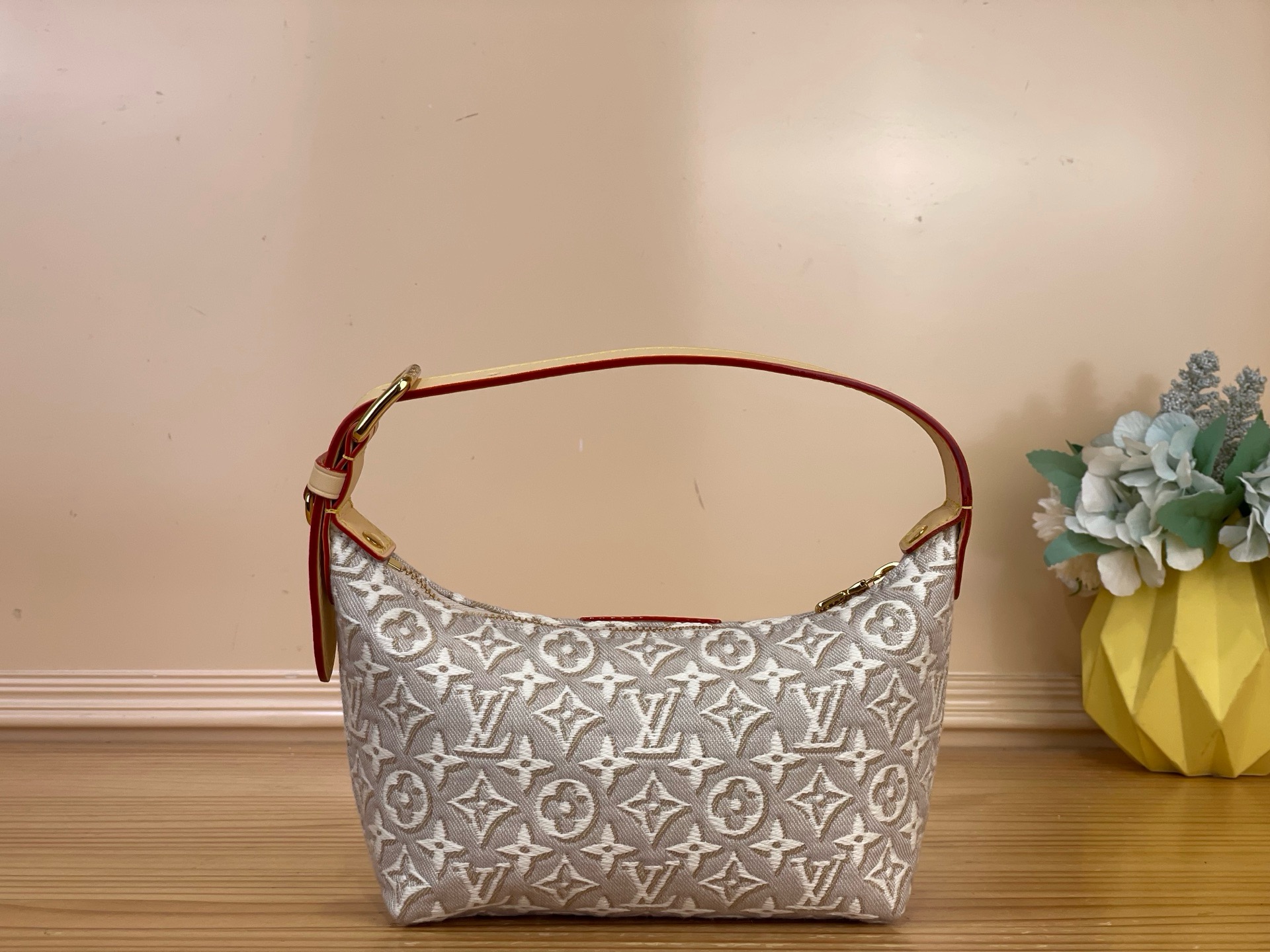 Сумка женская Louis Vuitton Pochette Hills бело-бежевого цвета