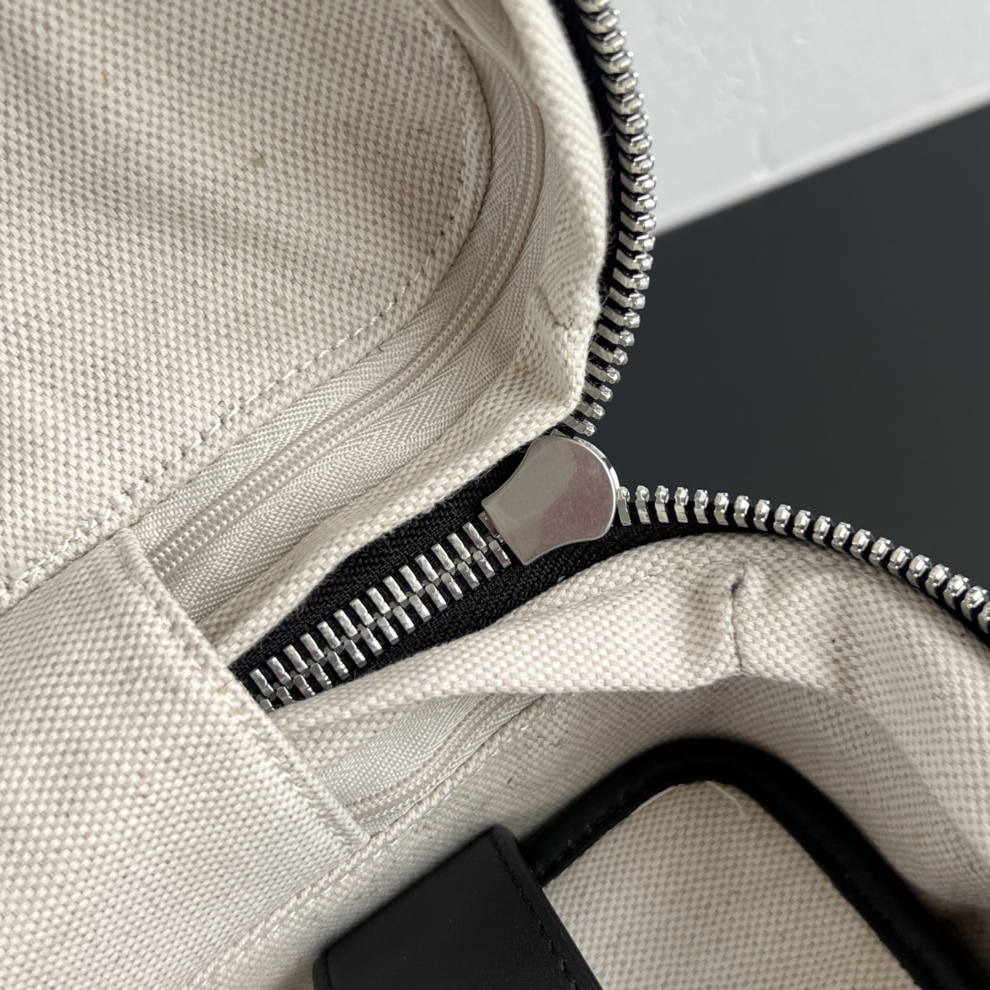 Чемодан для ручной клади в стиле Bottega Veneta из плетёной натуральной кожи чёрного цвета