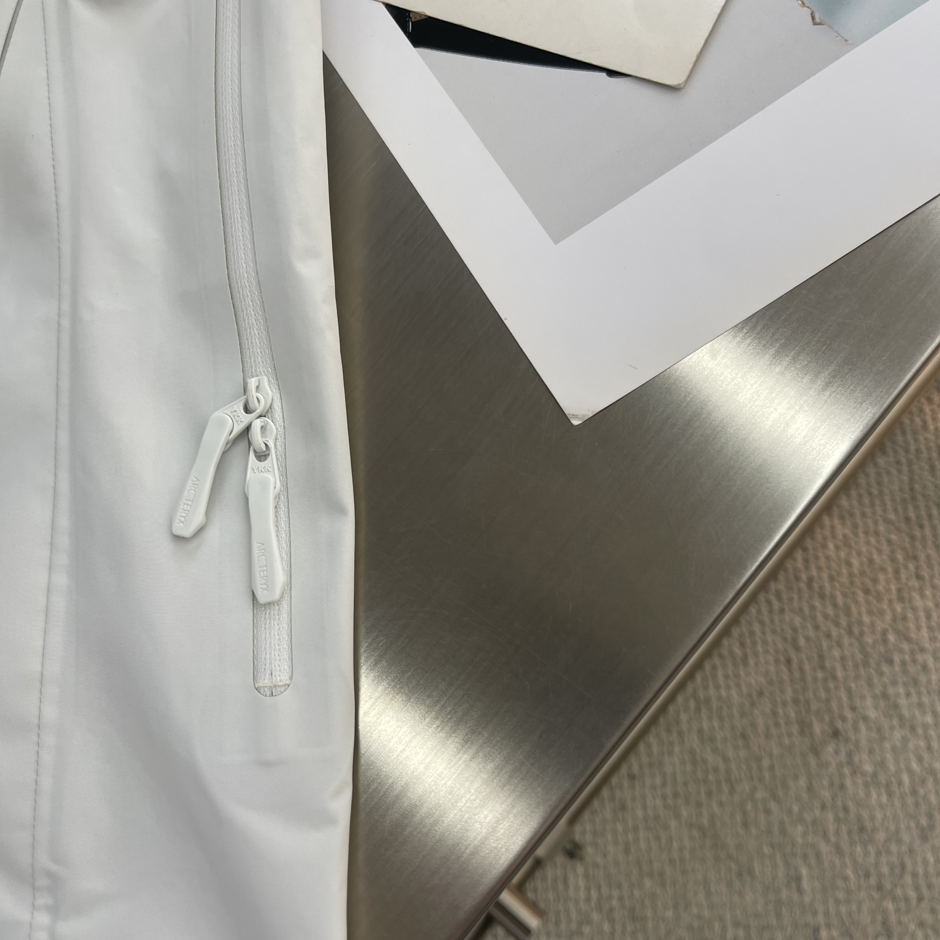 Куртка унисекс в стиле Arc'teryx Alpha SV с капюшоном белого цвета