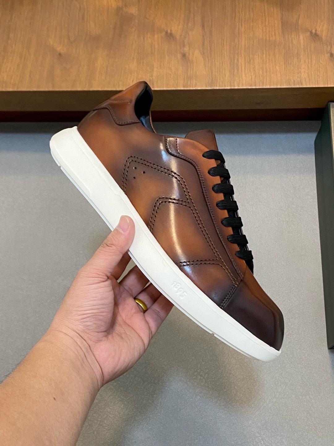 Кроссовки мужские в стиле Berluti карамельно-коричневого цвета с белой подошвой