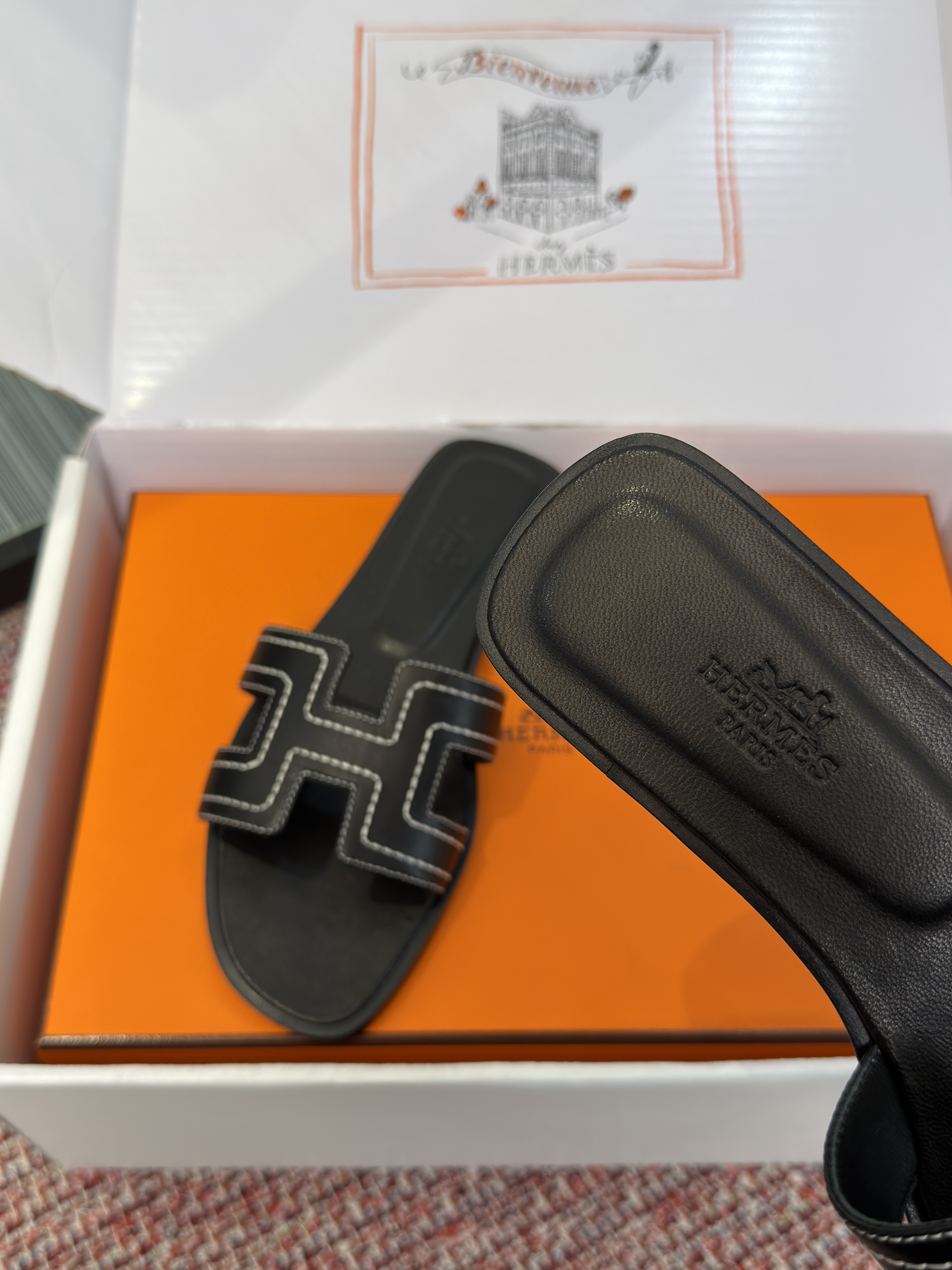 Шлёпанцы женские в стиле Hermès Oran чёрного цвета