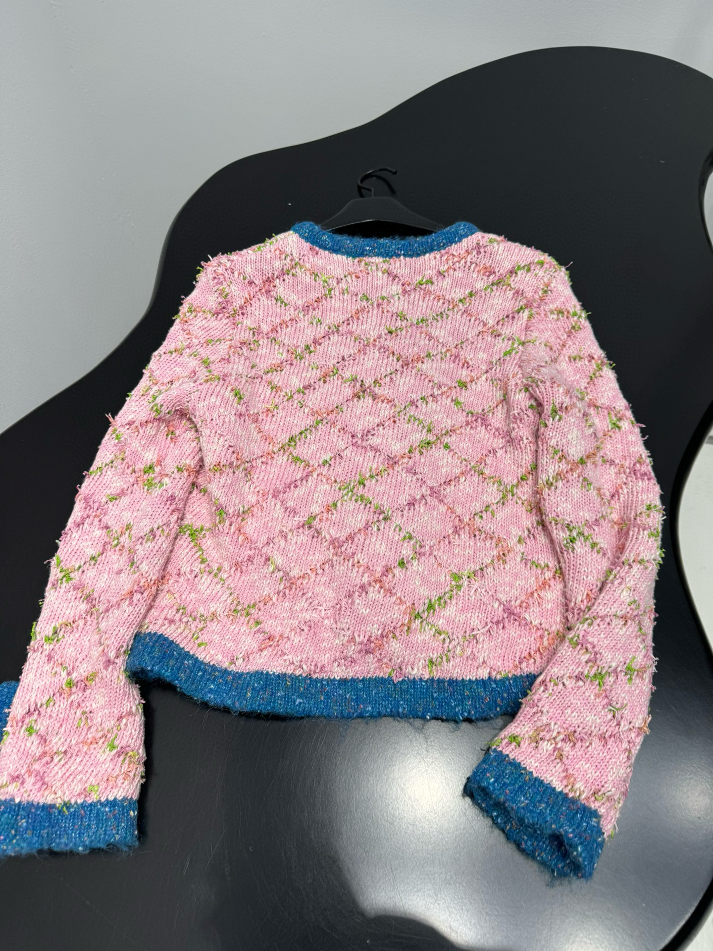 Кардиган женский в стиле Chanel из шерстяного твида розового цвета с контрастной отделкой