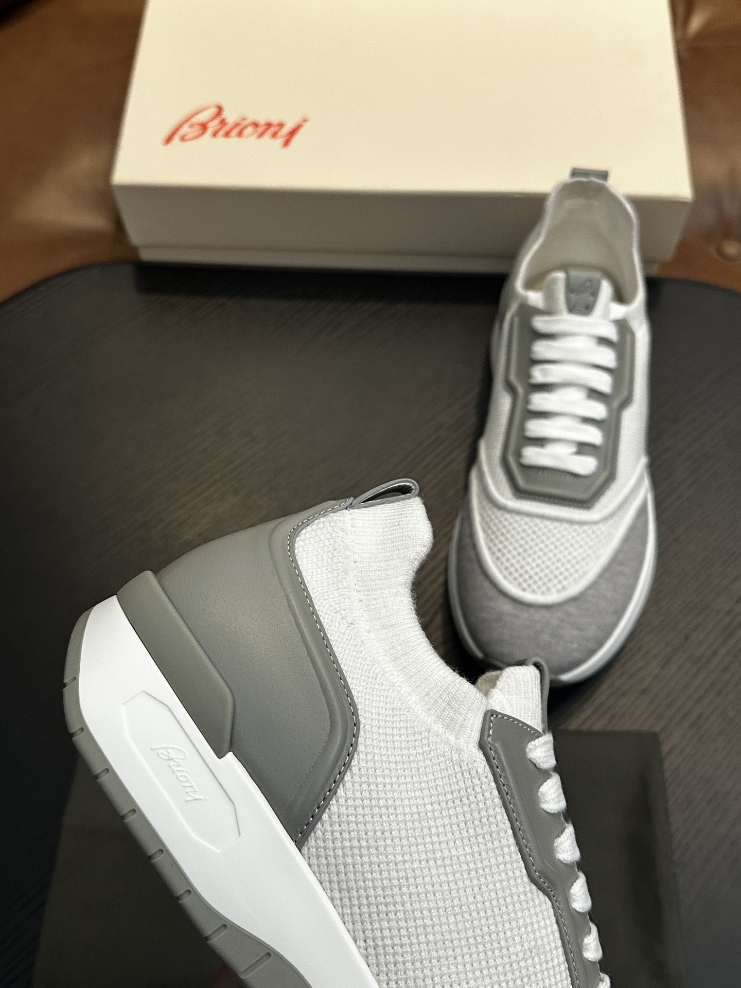 Кроссовки мужские в стиле Brioni серо-белого цвета