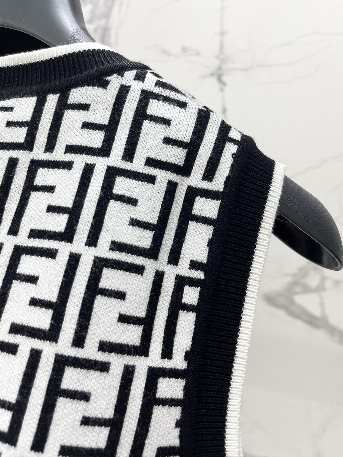 Топ женский Fendi  с логотипным узором без рукавов чёрно-белого цвета