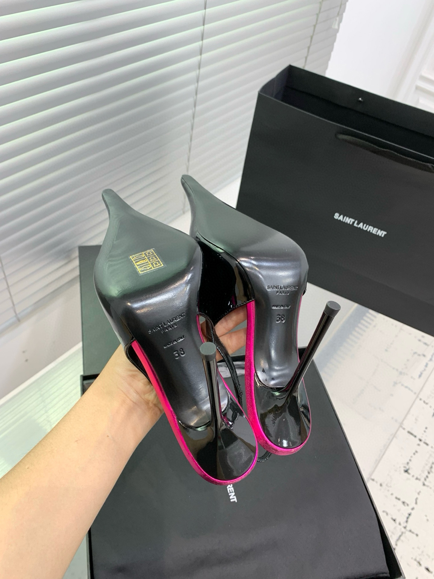 Туфли женские Saint Laurent slingback чёрного цвета с розовыми акцентами