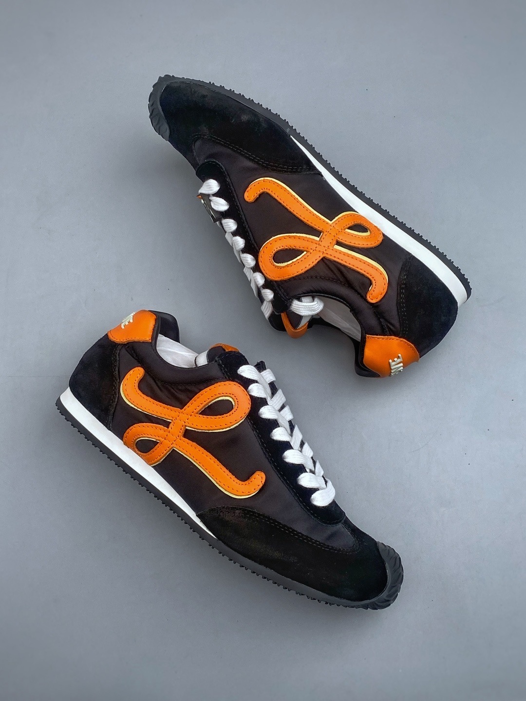 Кроссовки женские в стиле Loewe Flow Runner черного цвета с оранжевыми вставками