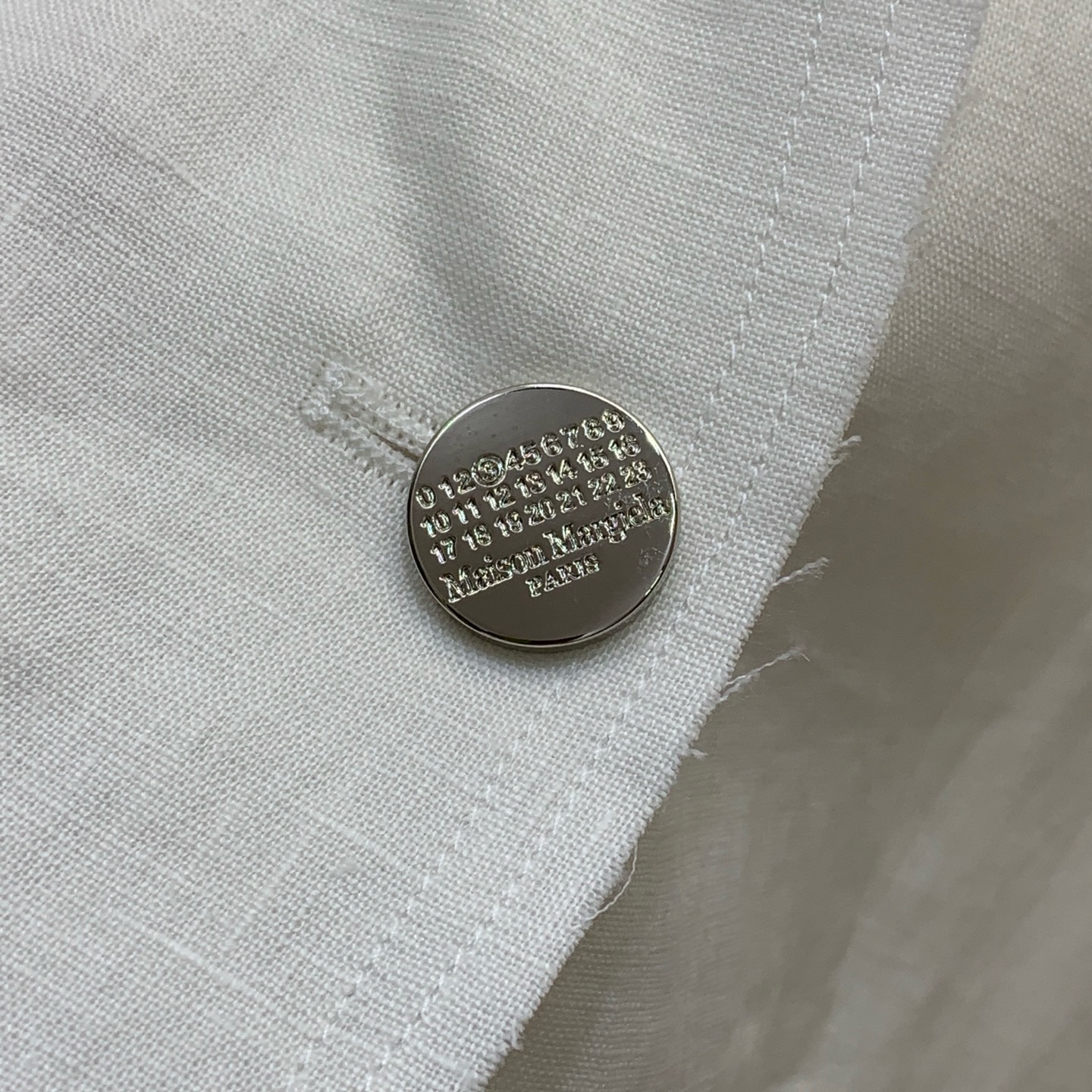 Пиджак женский в стиле MM6 Maison Margiela белого цвета с V-образным вырезом