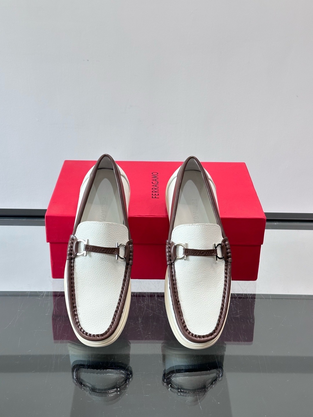 Лоферы мужские в стиле Ferragamo Gancini белого цвета с коричневой окантовкой