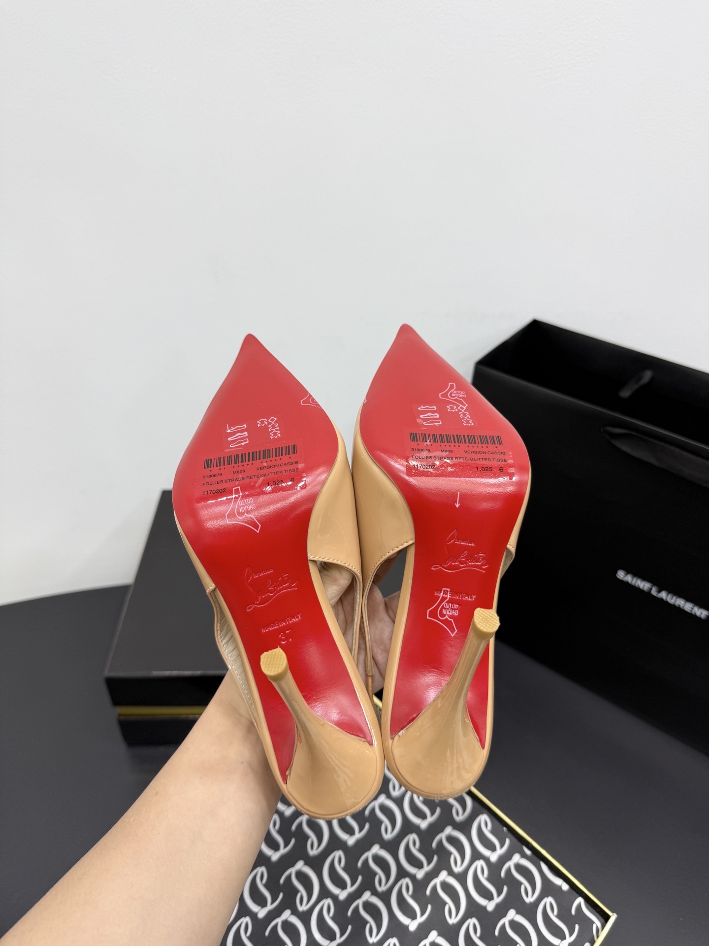Туфли женские Christian Louboutin Miss Z бежевого цвета