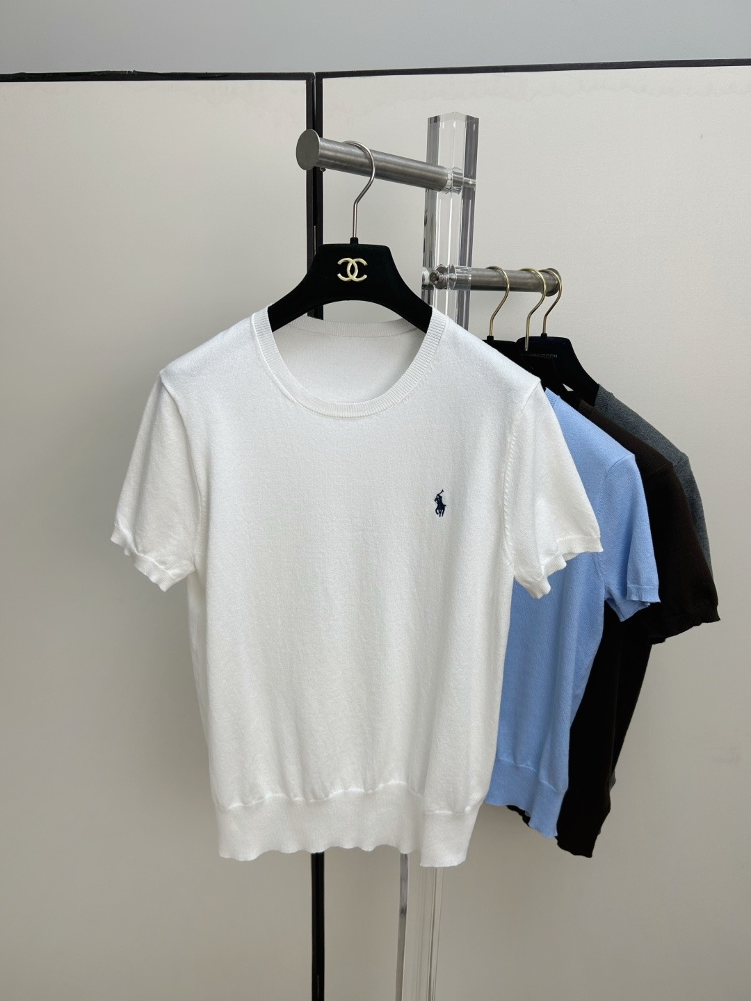 Футболка женская Ralph Lauren в голубом, белом, тёмно-коричневом, сером и чёрном цветах с вышитым логотипом