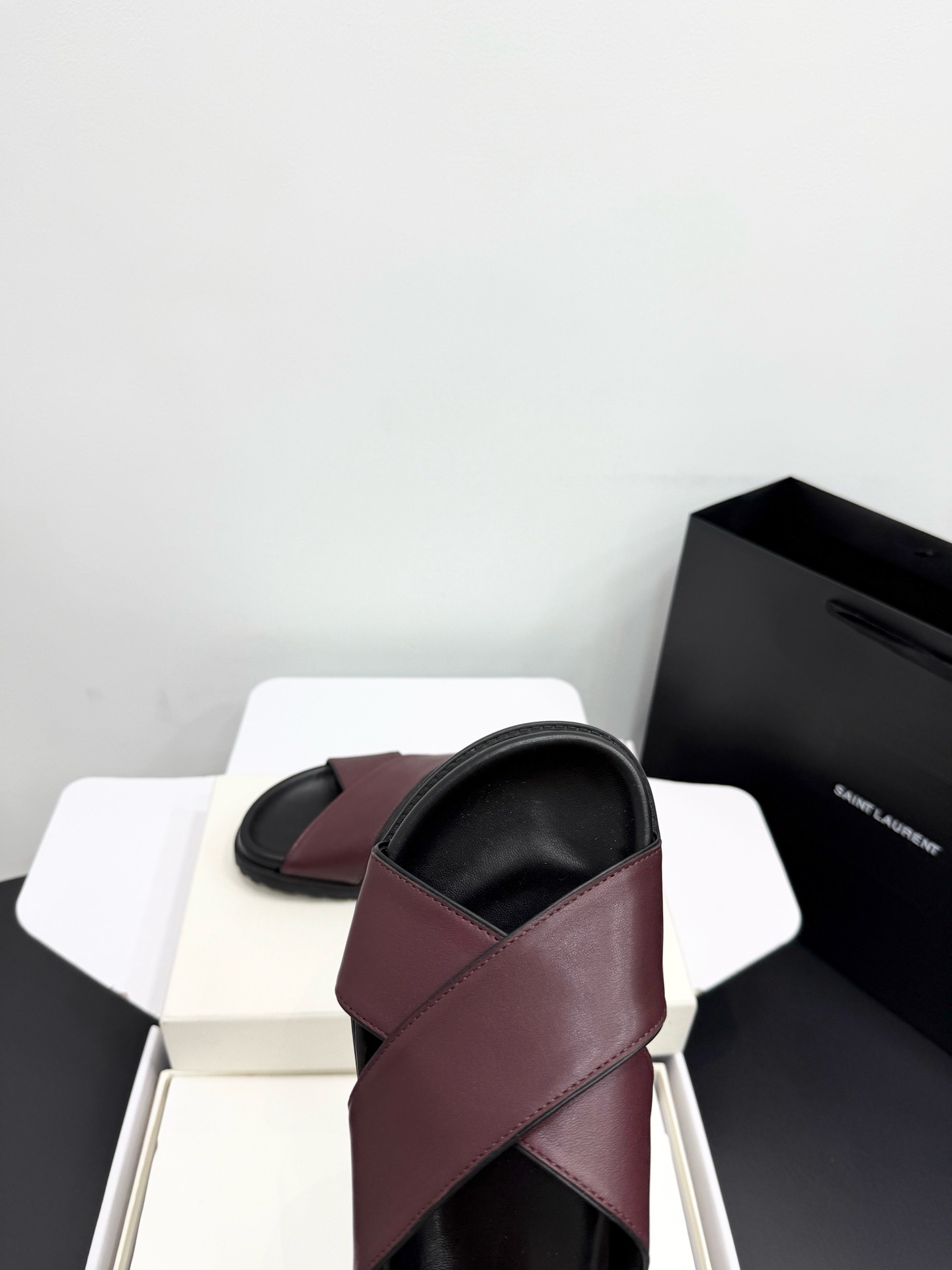 Шлепанцы женские в стиле Saint Laurent бордового цвета