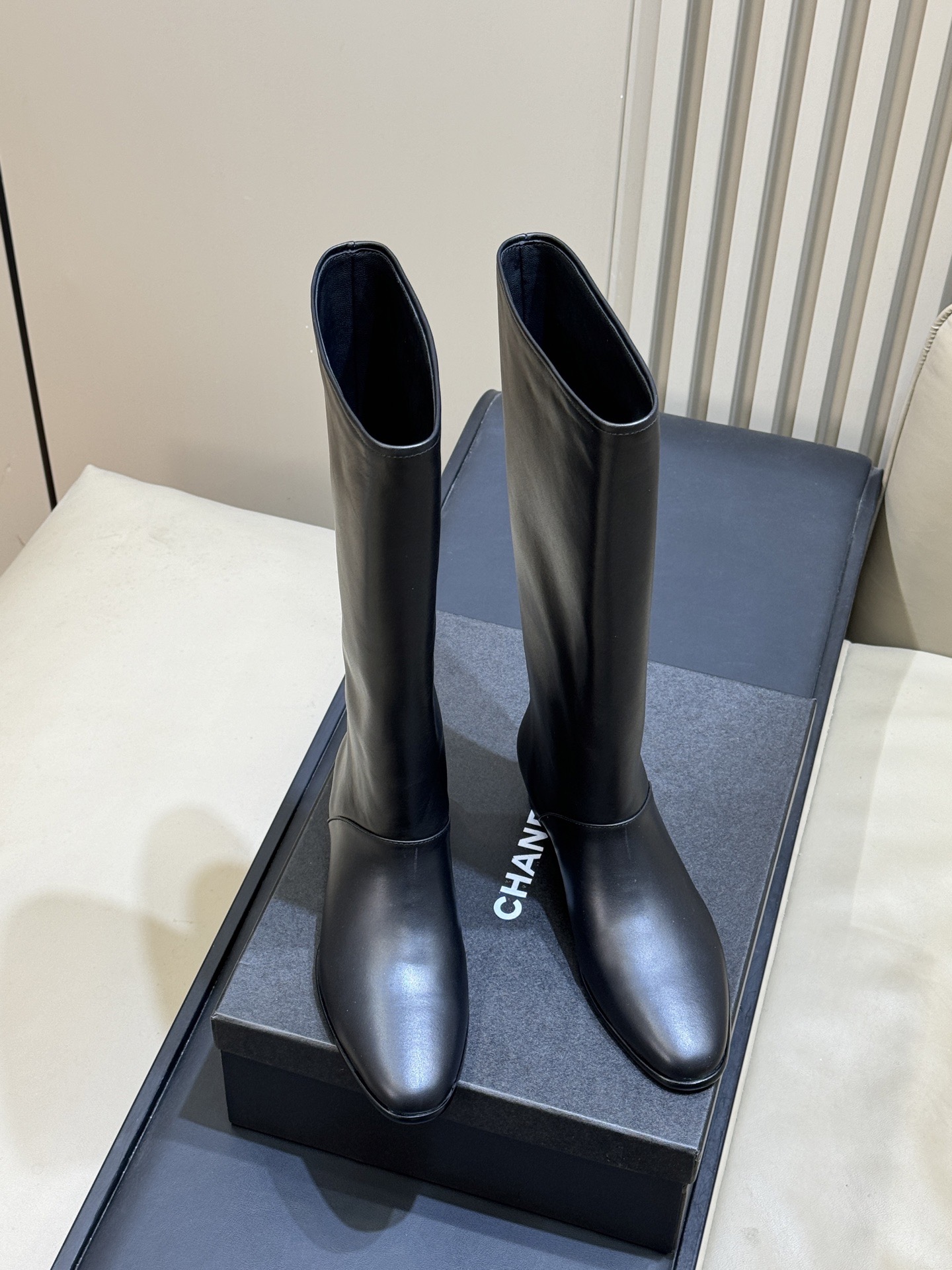 Сапоги женские Chanel Métiers d’art High Boots черного цвета