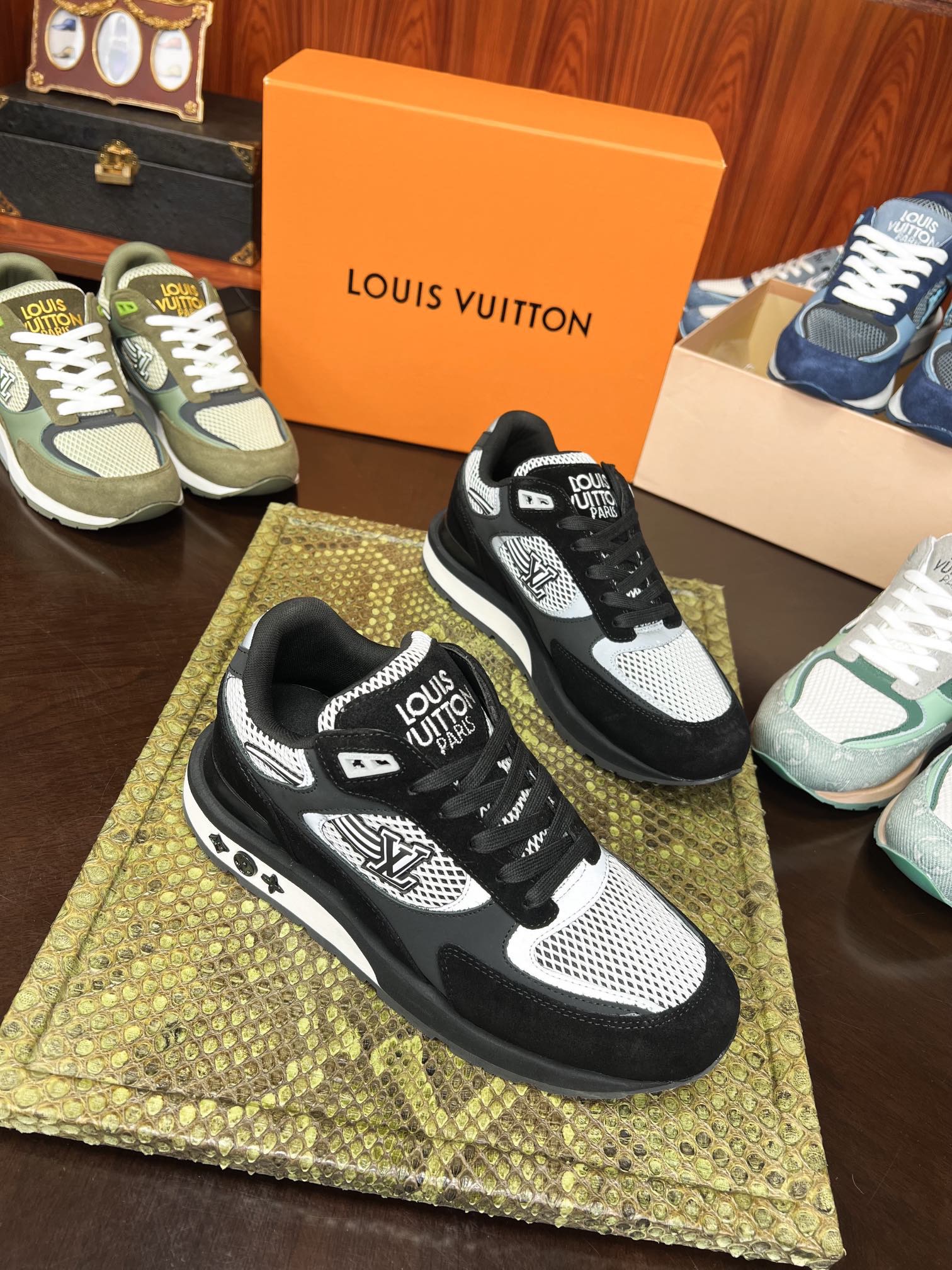 Кроссовки мужские Louis Vuitton Trainer чёрного цвета
