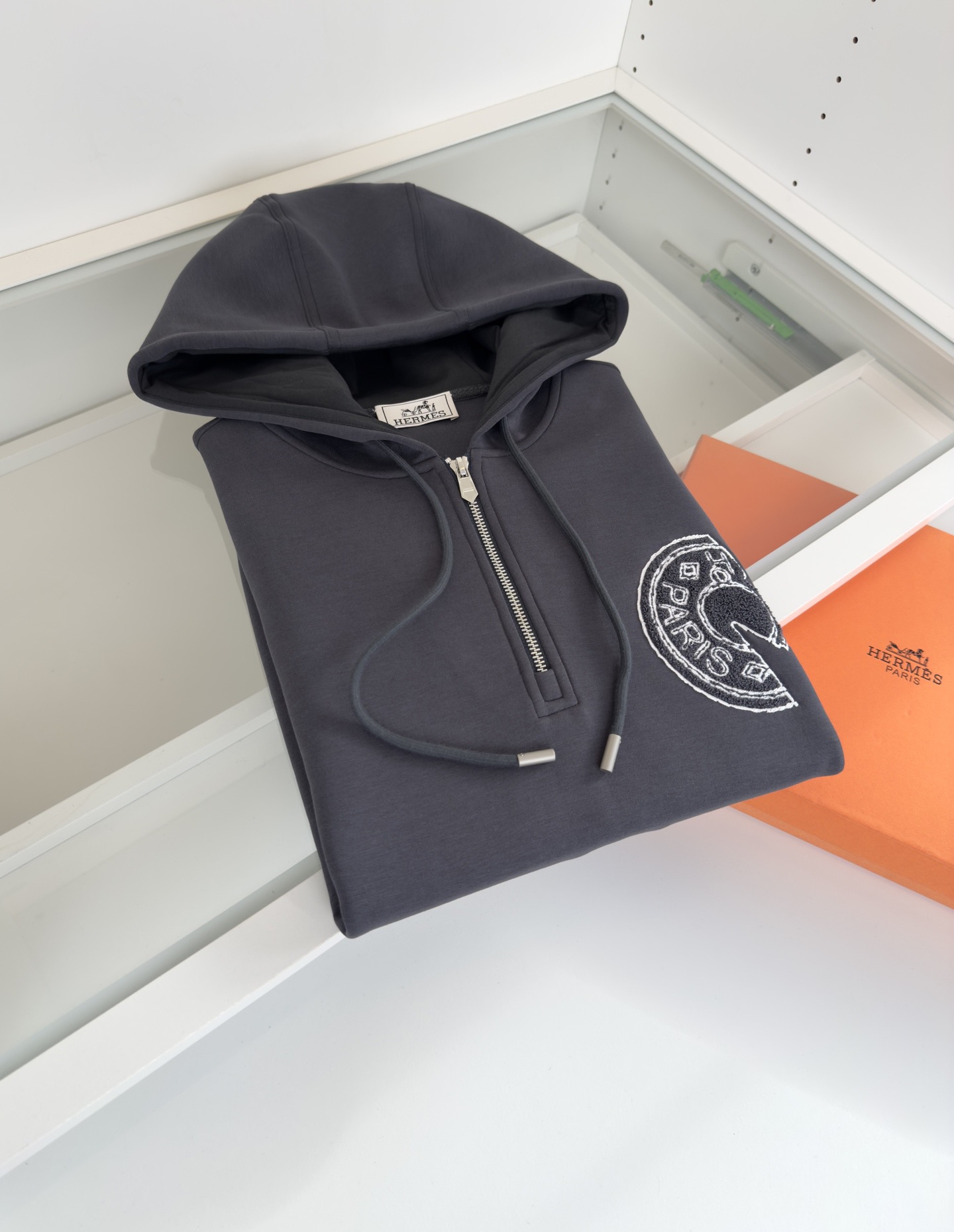 Худи мужское в стиле Hermès с капюшоном и вышивкой тёмно-серого цвета
