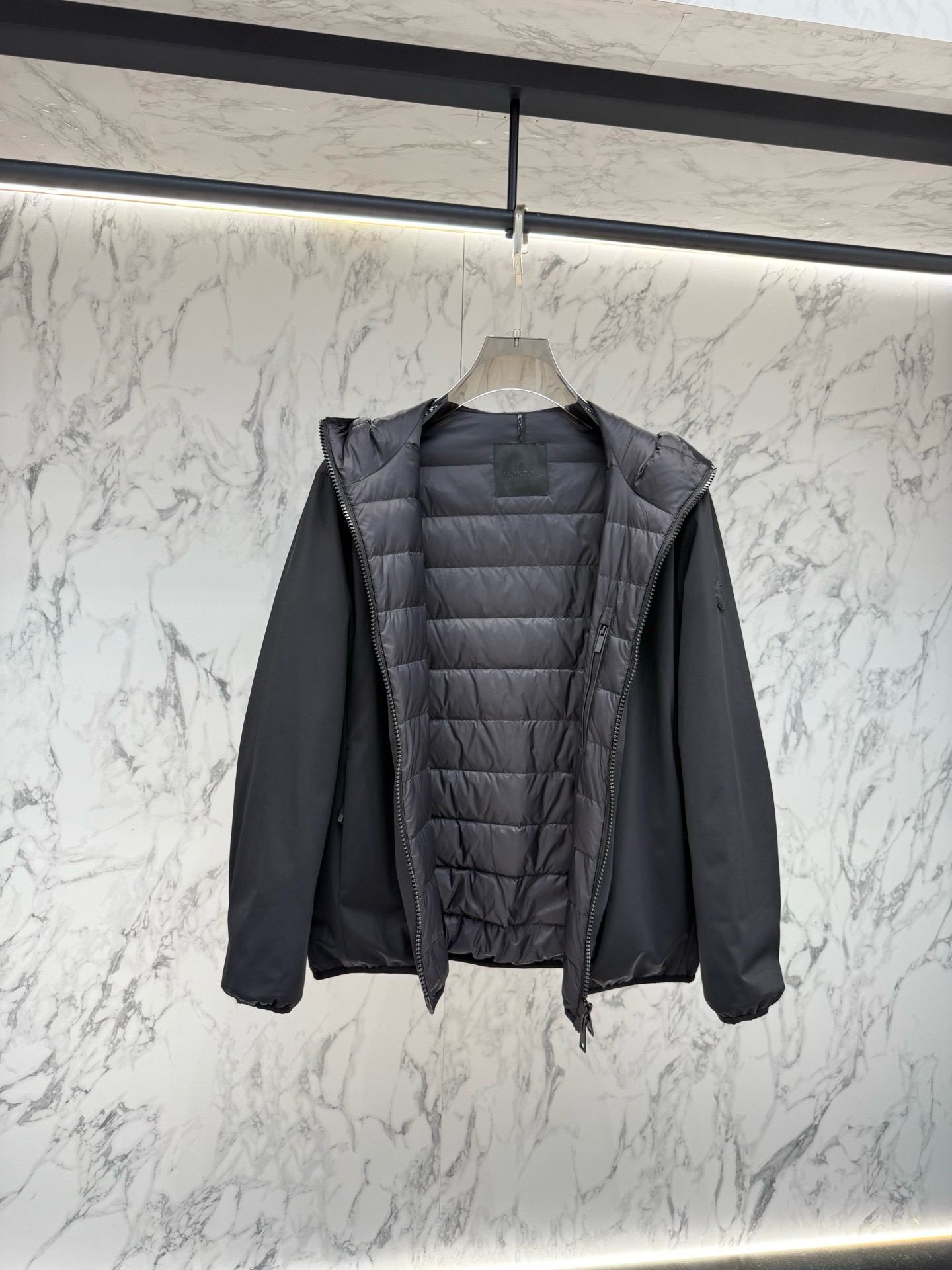 Куртка мужская Moncler чёрного цвета с капюшоном и пуховой стёганой подкладкой