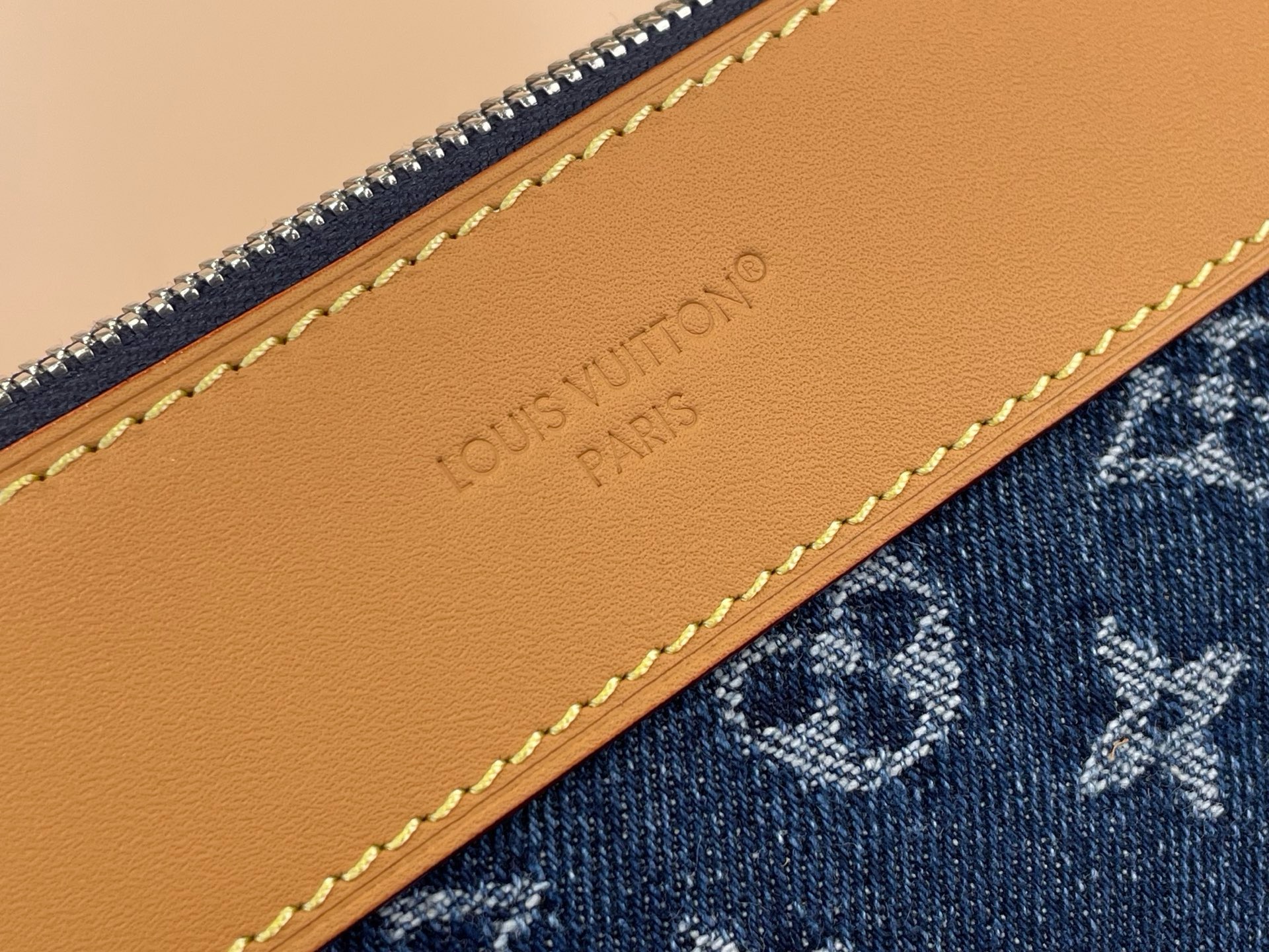 Клатч  Louis Vuitton Pochette Voyage Souple синего цвета