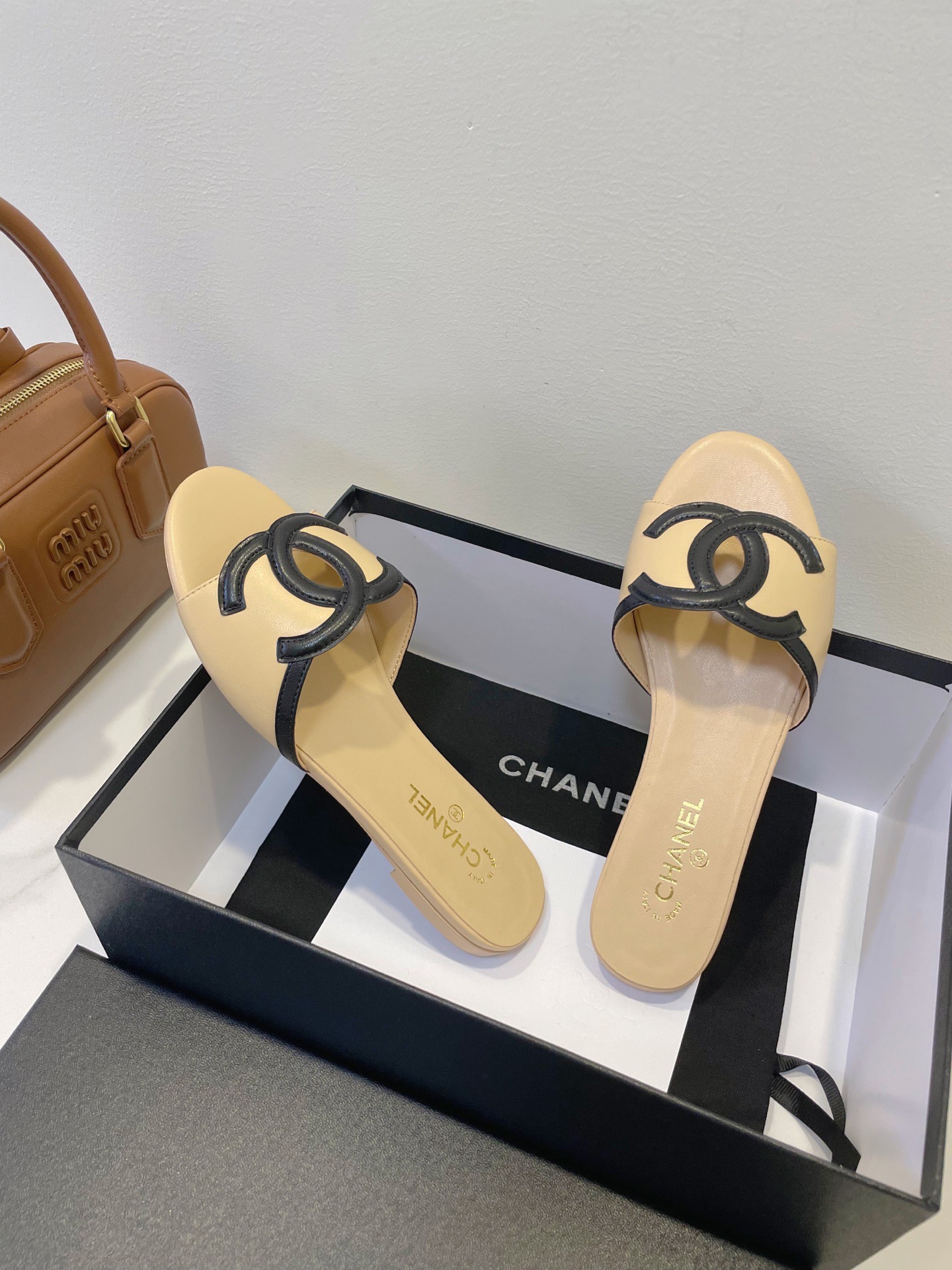 Мюли женские в стиле Chanel 26 с логотипом CC из натуральной кожи бежевого цвета