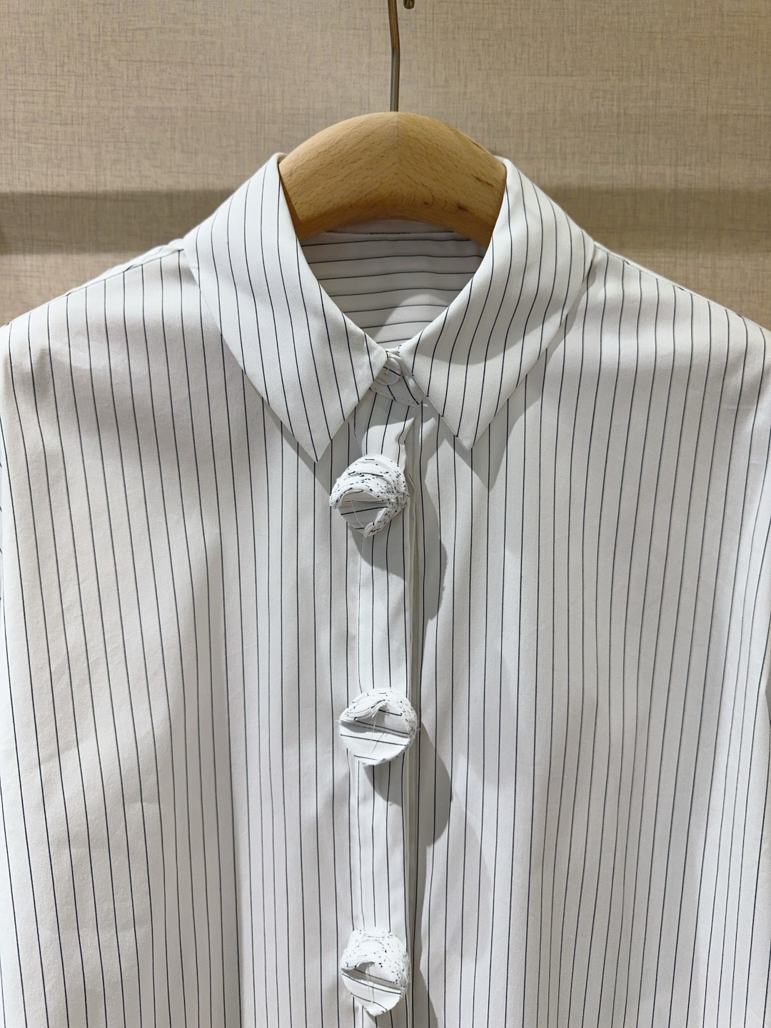 Рубашка женская Ports 1961 Striped Ruffle Detail Button-Up белого цвета в тонкую голубую полоску с оборками
