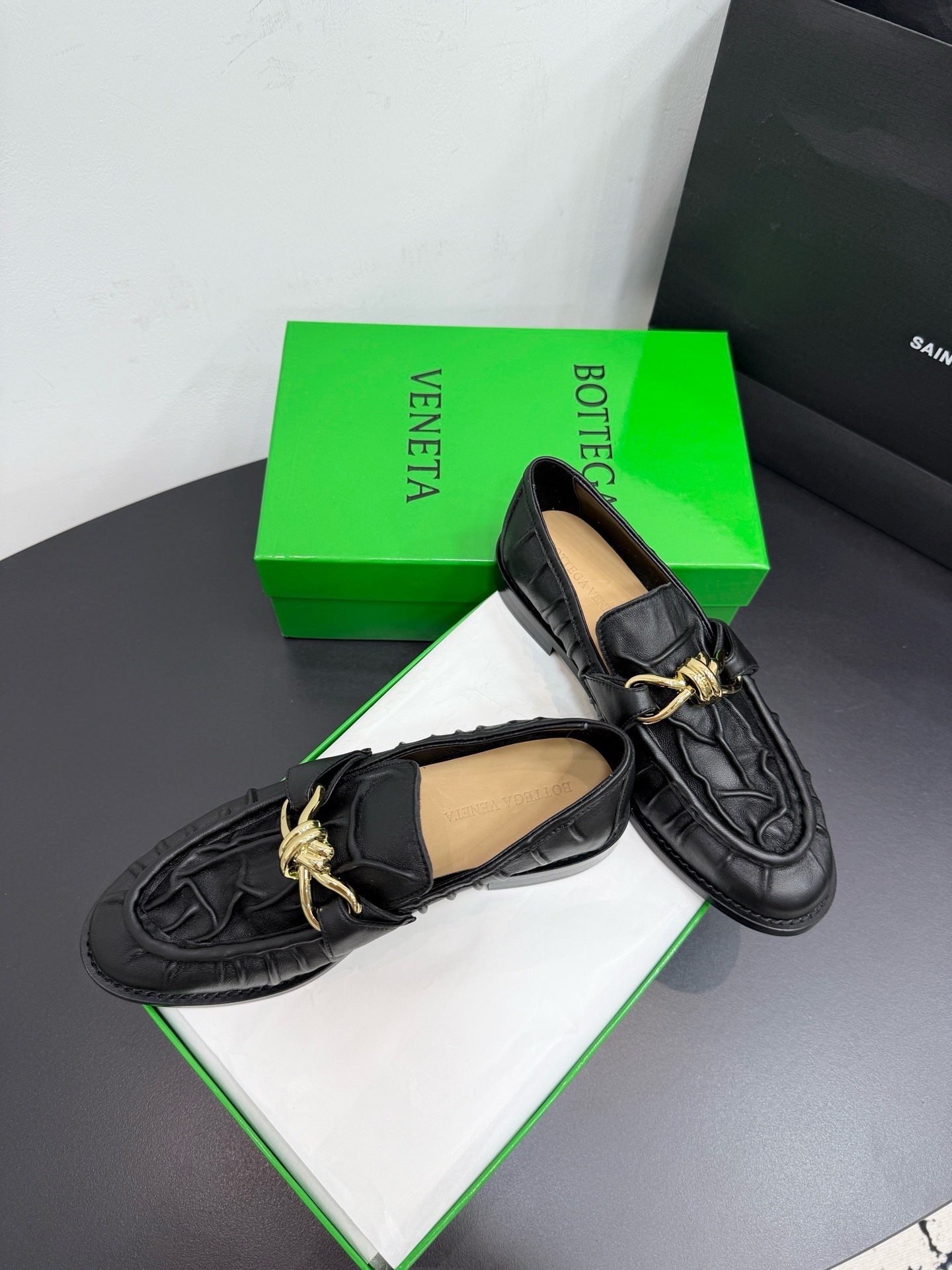 Лоферы женские Bottega Veneta Astaire с металлическим декором черного цвета