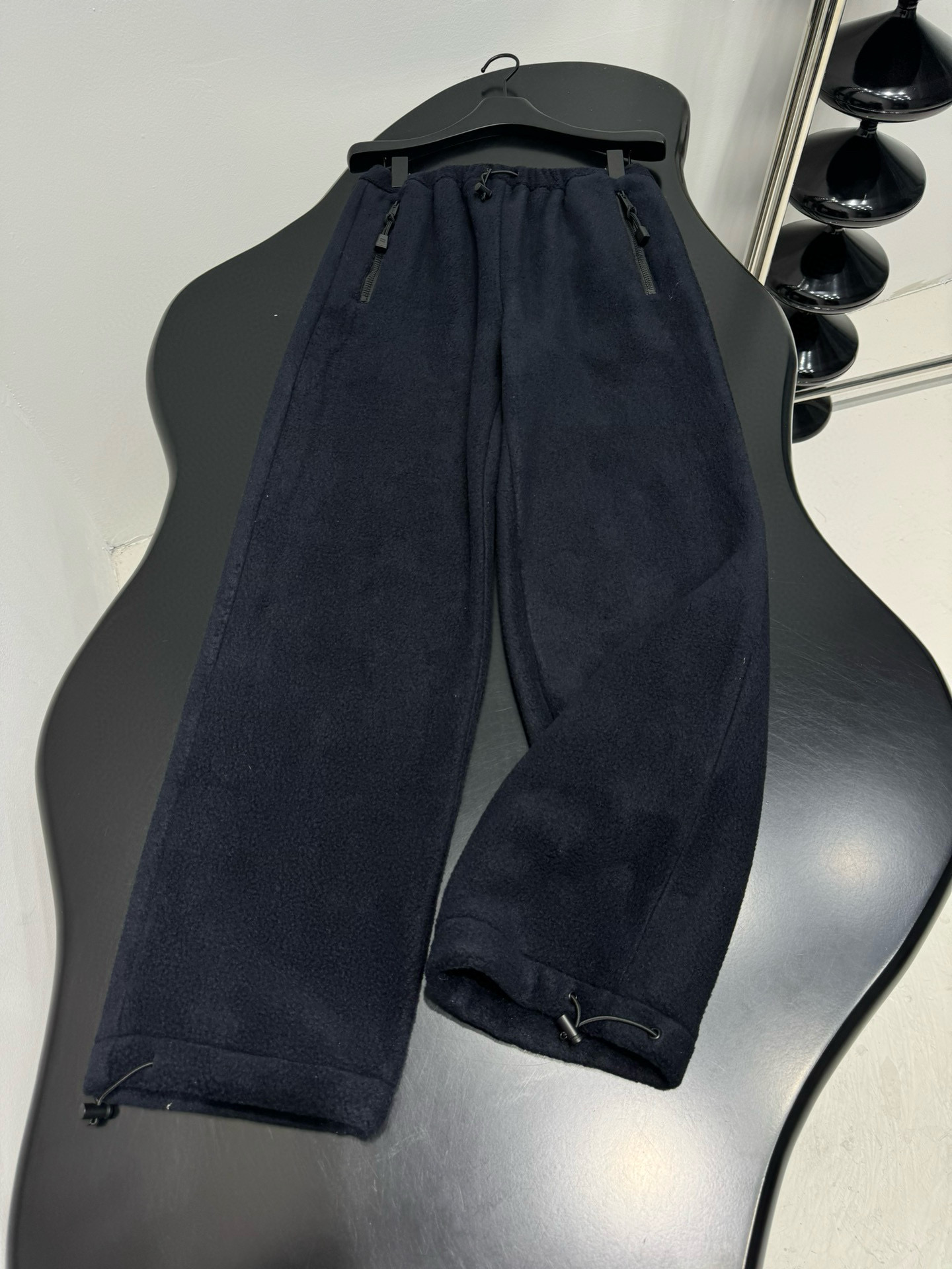 Брюки спортивные женские в стиле Miu Miu из флисового материала тёмно-синего цвета