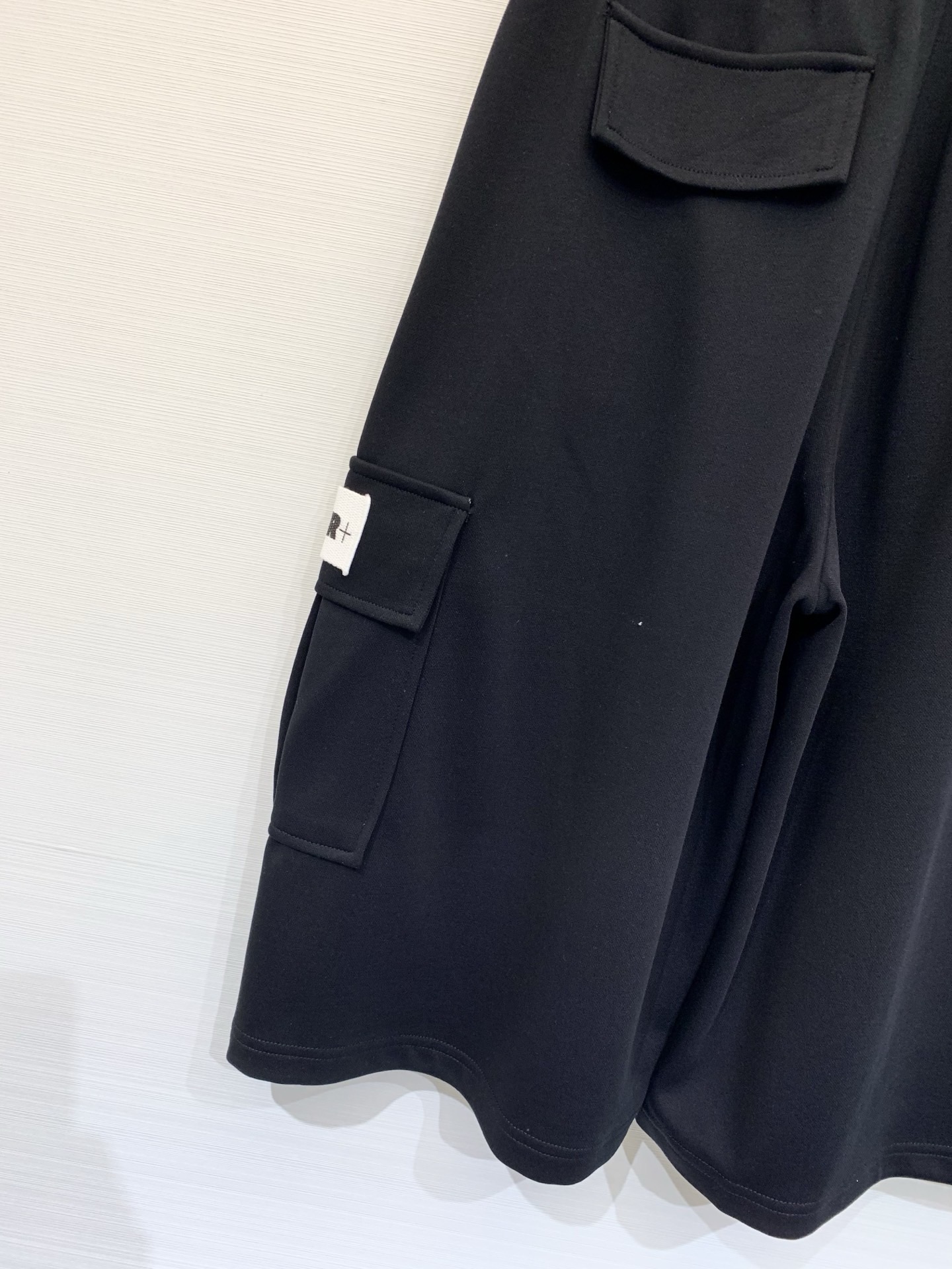 Шорты женские в стиле Jil Sander  чёрного цвета с накладными карманами
