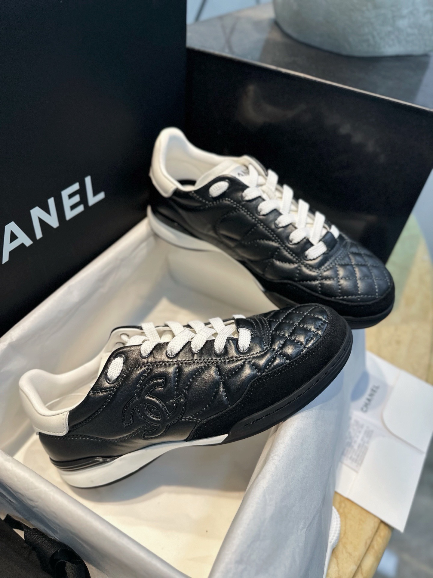 Кроссовки Chanel черного цвета с белыми вставками