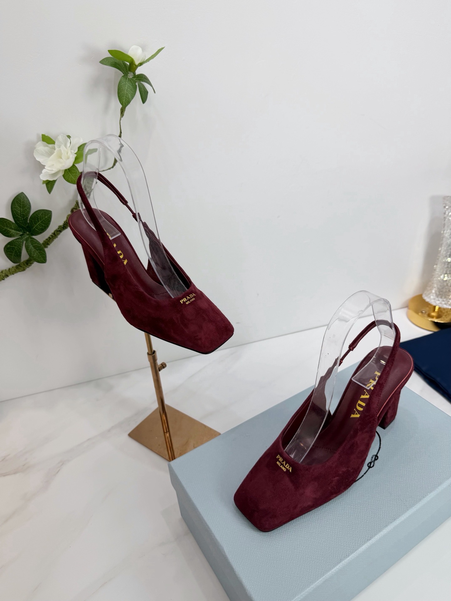 Туфли женские Prada из натуральной замши бордового цвета