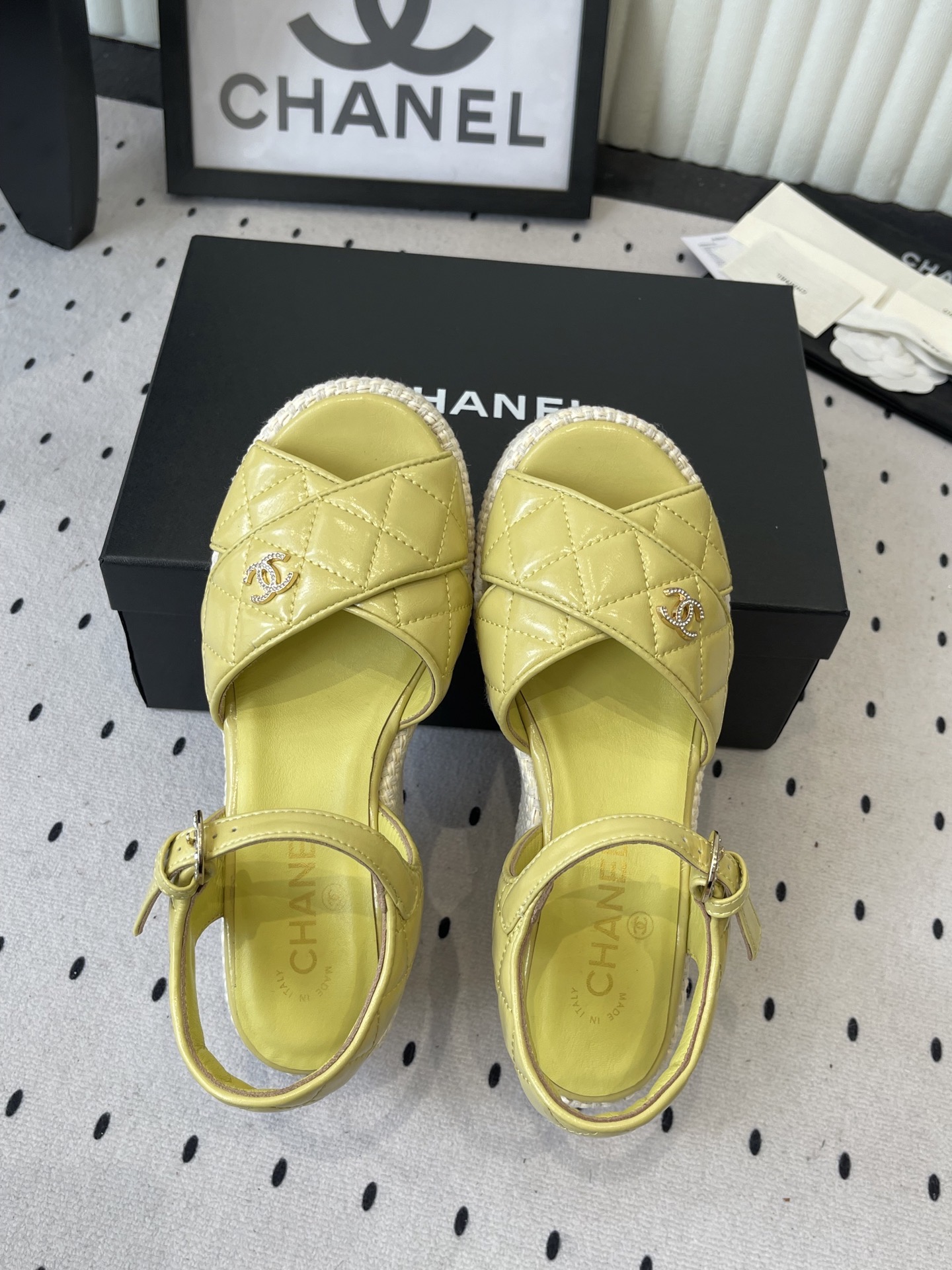 Босоножки женские в стиле Chanel желтого цвета на платформе
