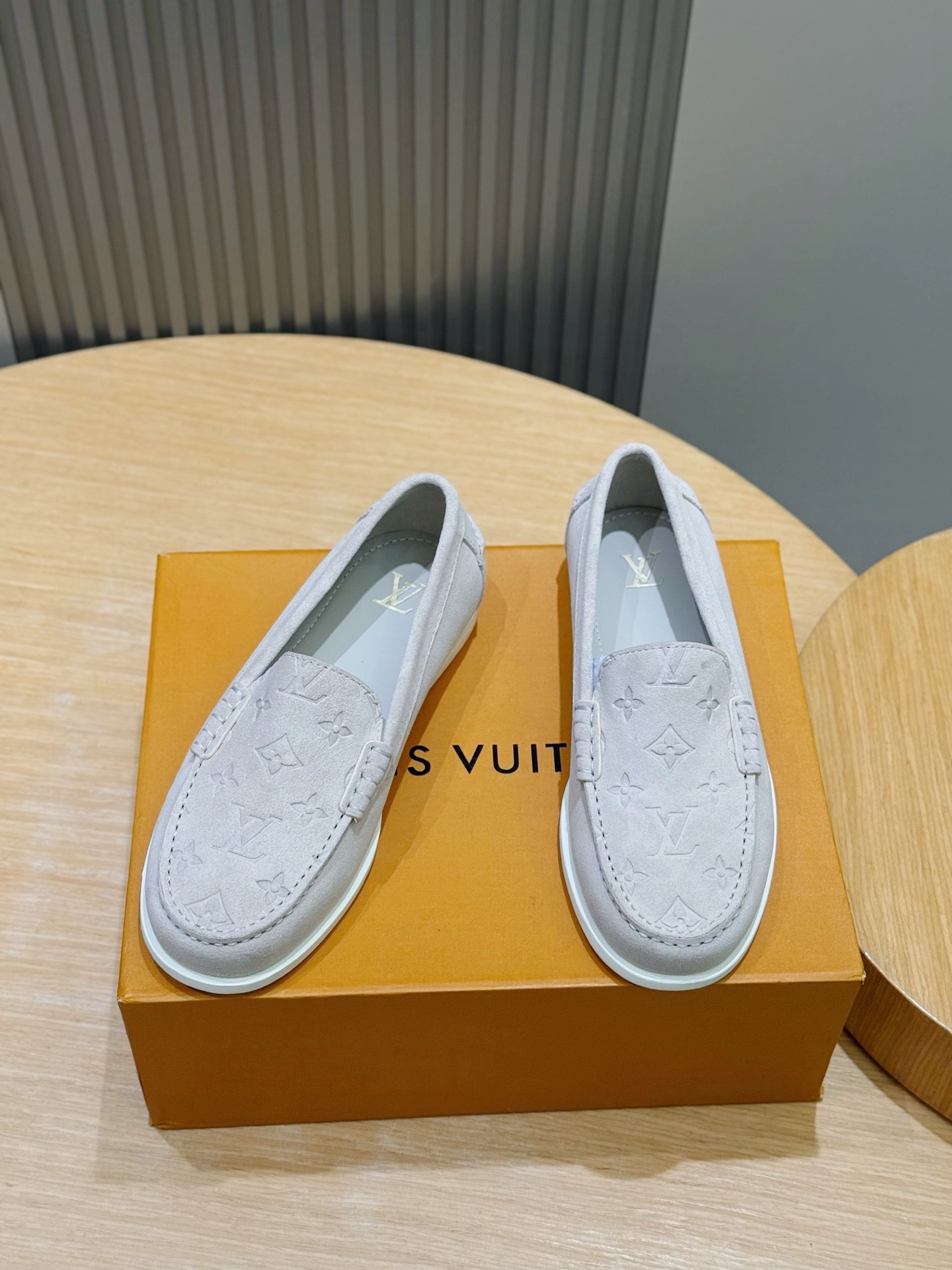 Лоферы мужские Louis Vuitton LV Croisette светло-серого цвета