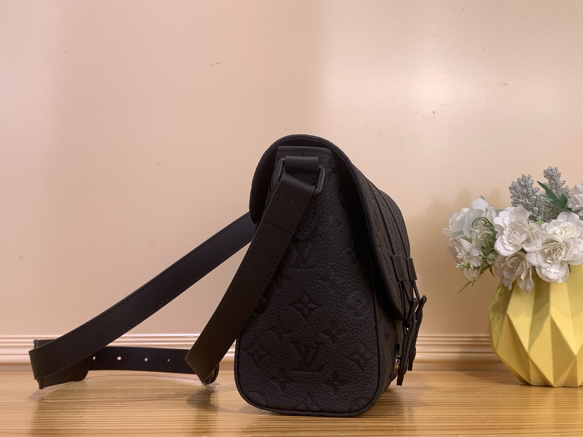Сумка унисекс в стиле Louis Vuitton Christopher Messenger чёрная Empreinte
