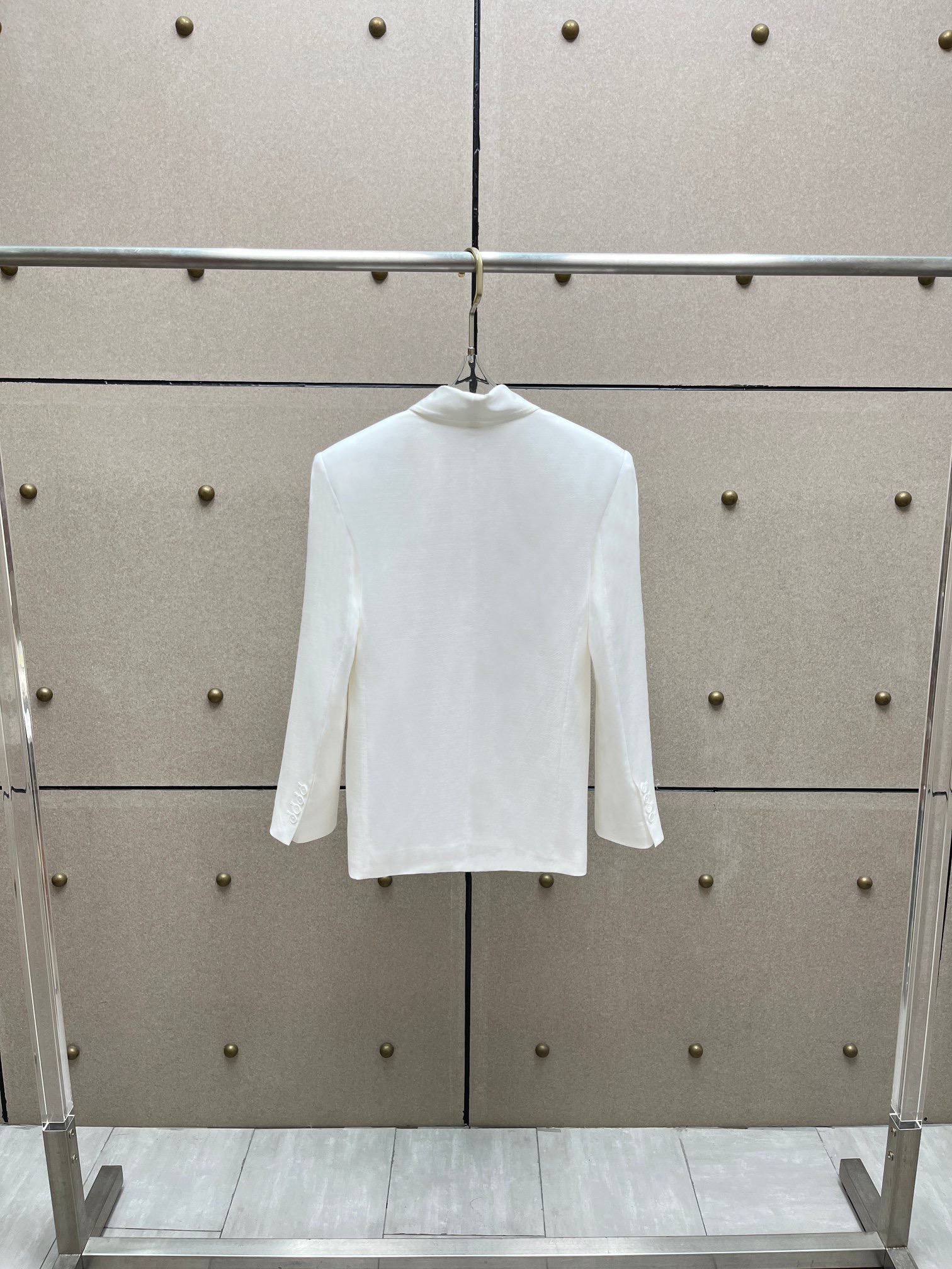 Пиджак женский в стиле Loro Piana белого цвета льняной с классическим кроем