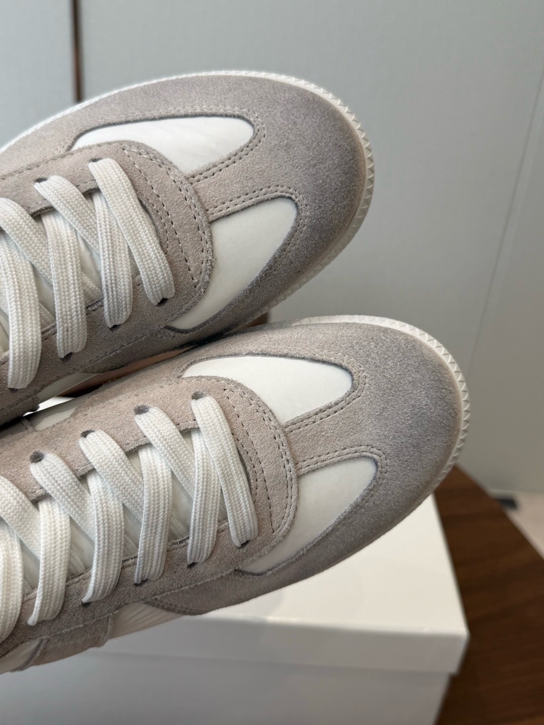 Кроссовки Maison Margiela Replica бело-бежевого цвета
