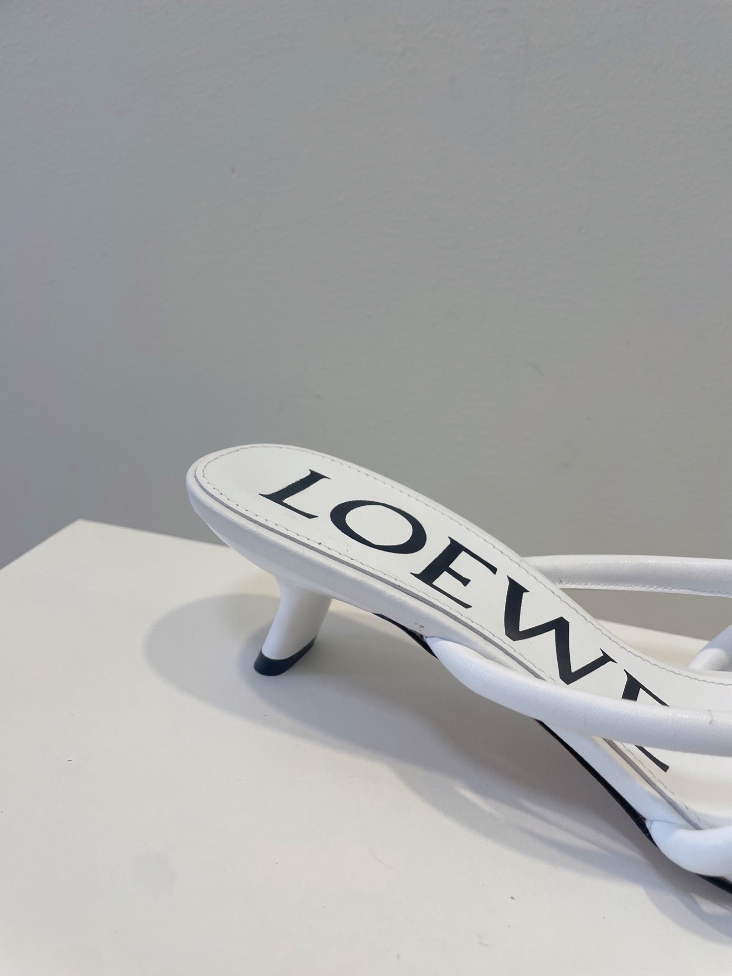Мюли женские в стиле Loewe с узлом белого цвета