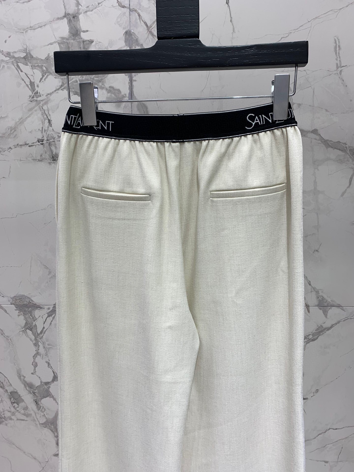 Брюки женские в стиле Saint Laurent молочного цвета с логотипом на поясе
