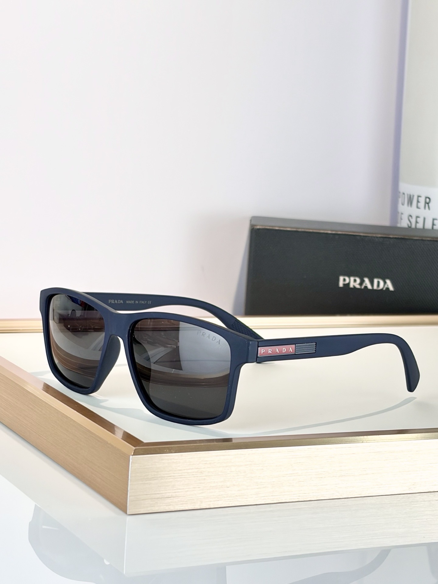 Очки солнцезащитные женские Prada прямоугольной формы