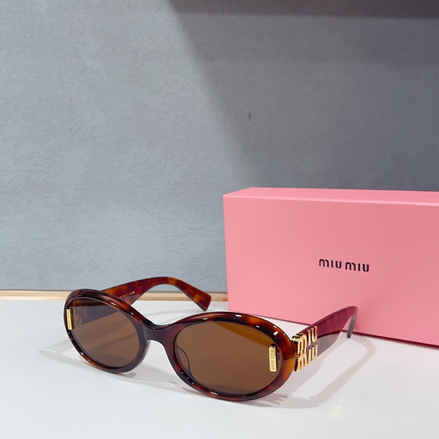 Очки солнцезащитные женские в стиле Miu Miu овальной формы