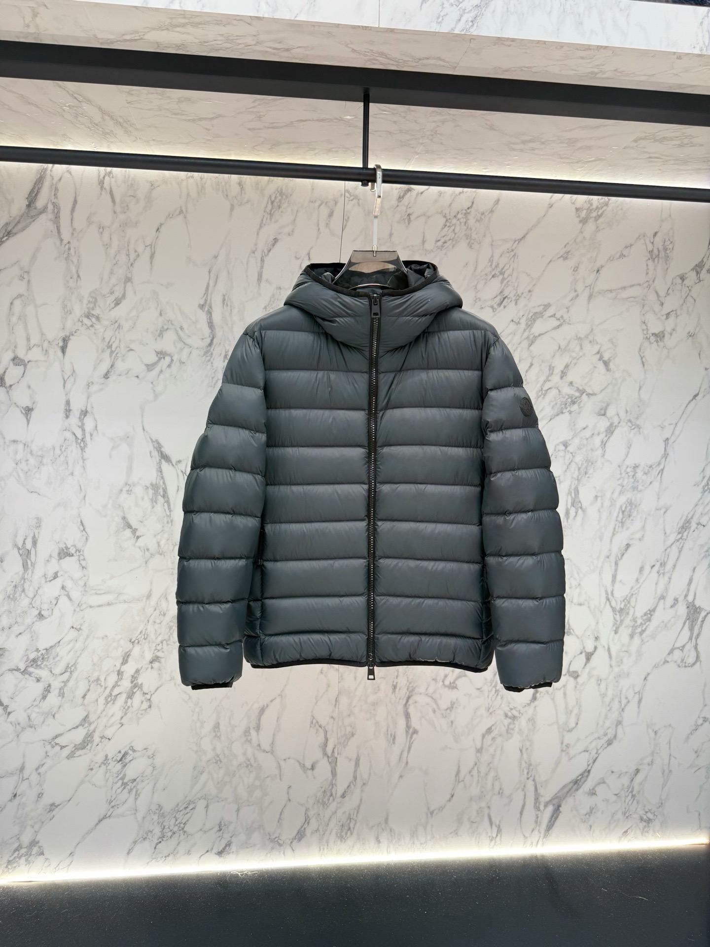 Пуховик мужской Moncler Hooded Short Down Jacket тёмно-синего цвета с капюшоном и натуральным пухом