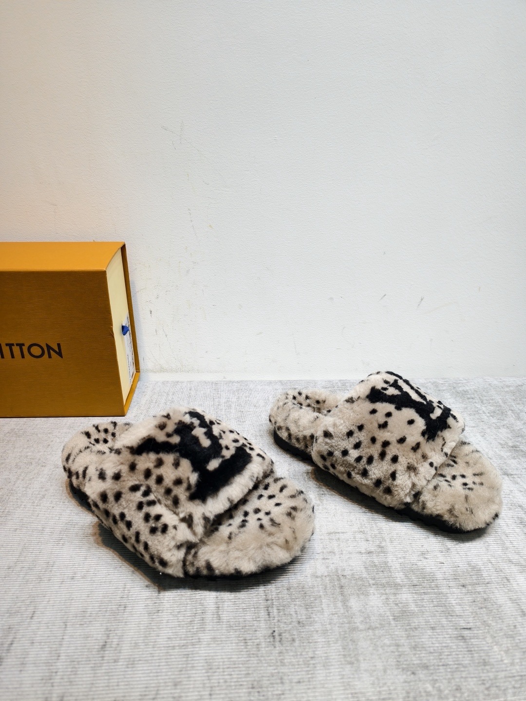 Шлепанцы женские Louis Vuitton бежевого цвета
