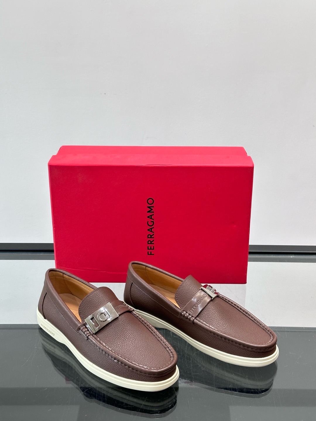 Лоферы мужские в стиле Ferragamo Gancini коричневого цвета на белой подошве