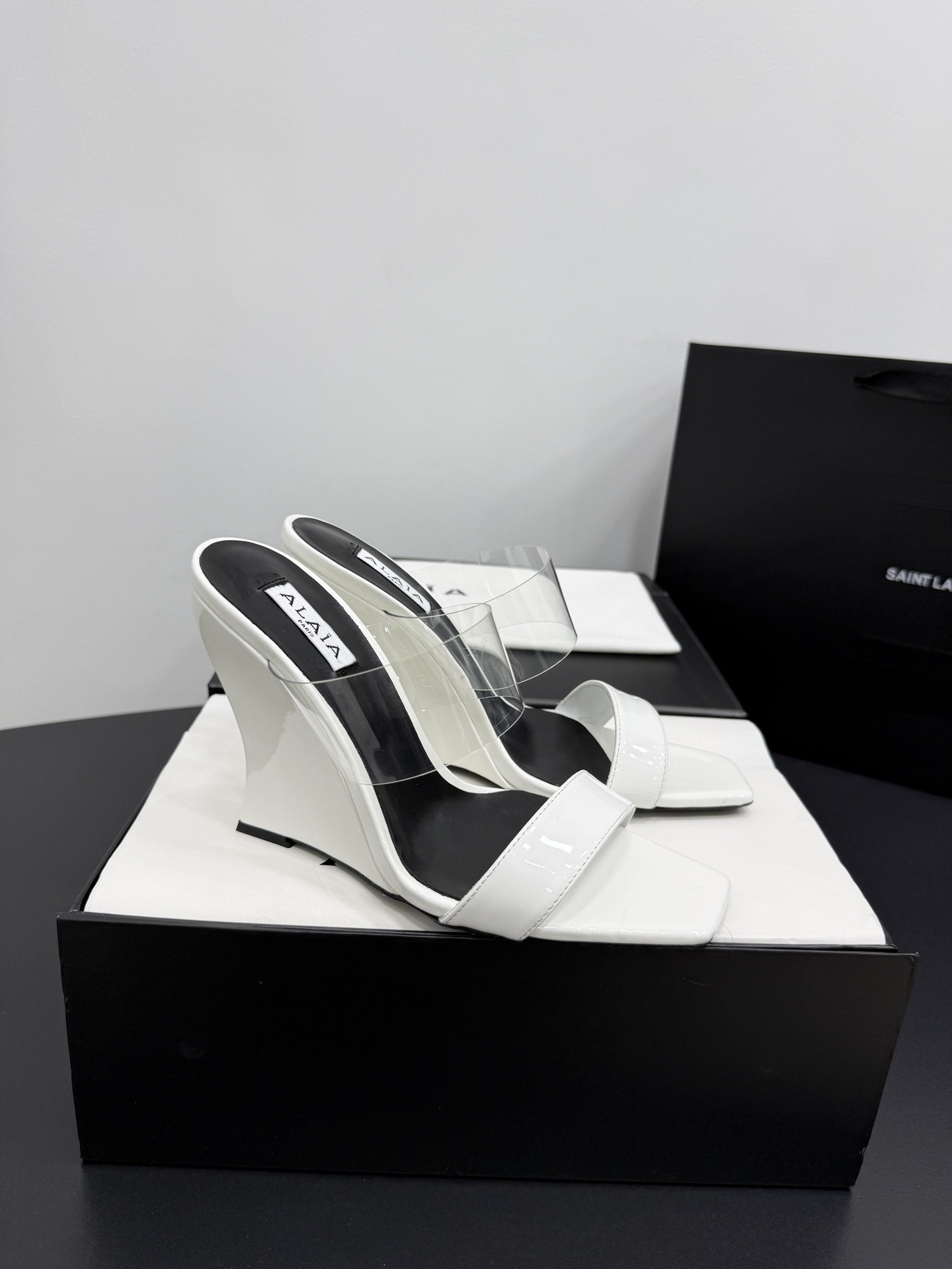 Босоножки женские в стиле Alaïa белого цвета