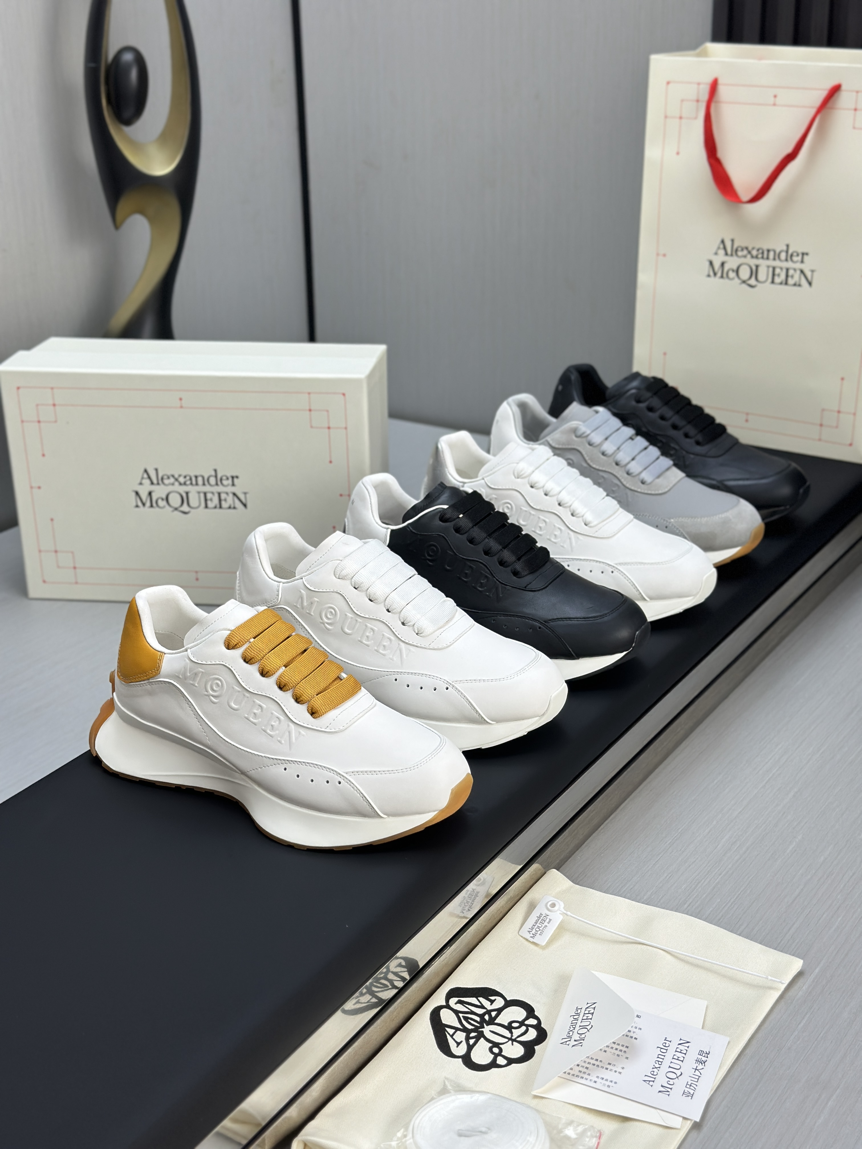 Кроссовки в стиле Alexander McQueen чёрного цвета с боковым логотипом