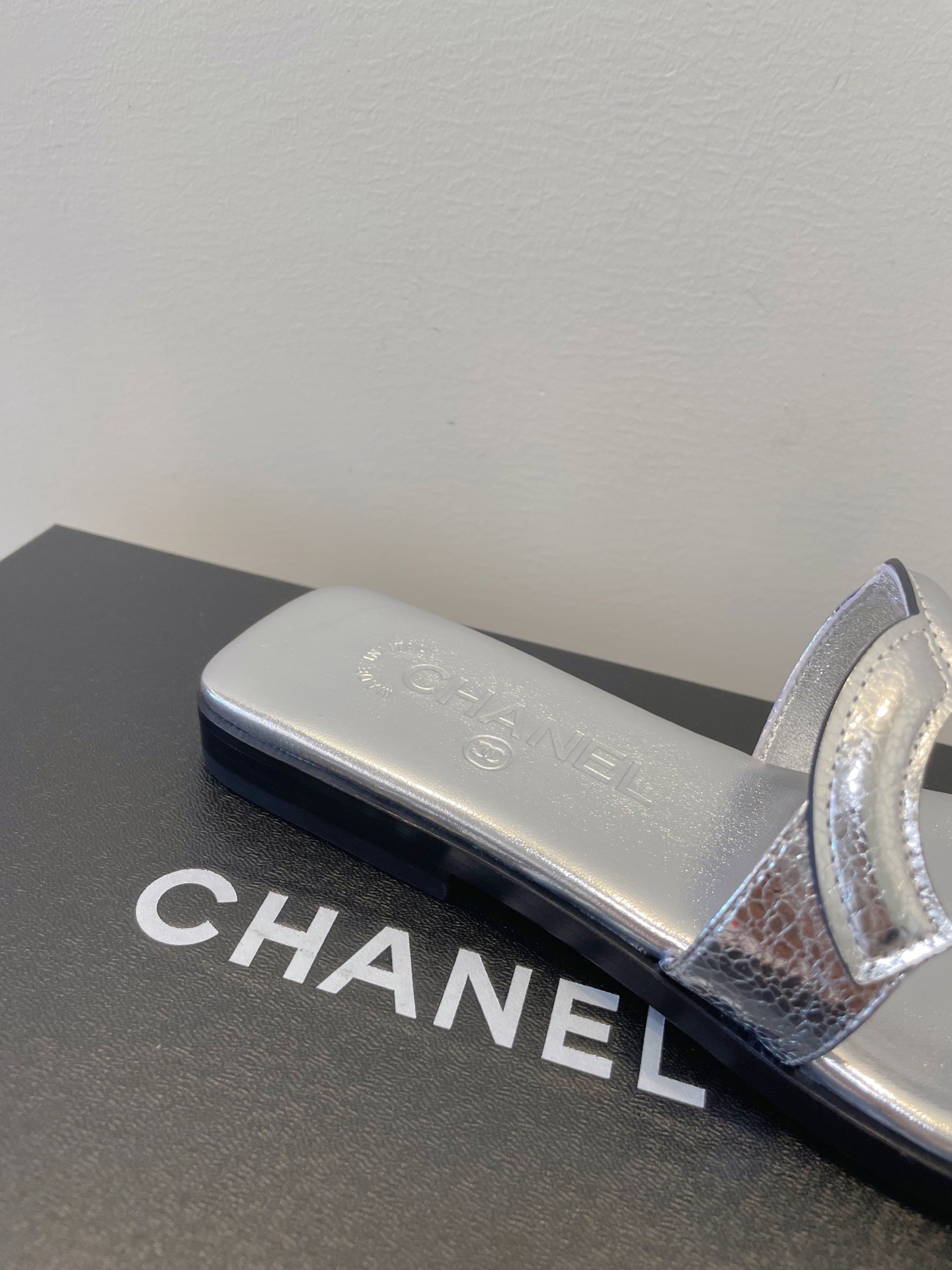 Мюли женские в стиле Chanel 26 с логотипом CC из натуральной кожи серебряного цвета