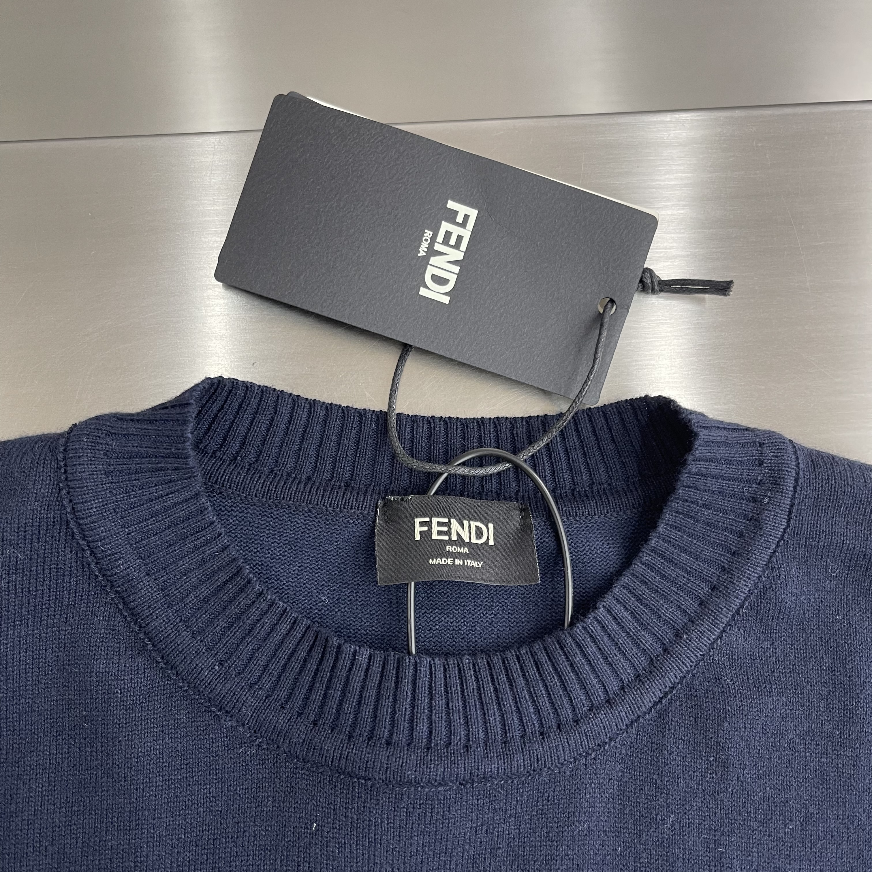 Футболка мужская в стиле Fendi с вышивкой логотипа тёмно-синего цвета